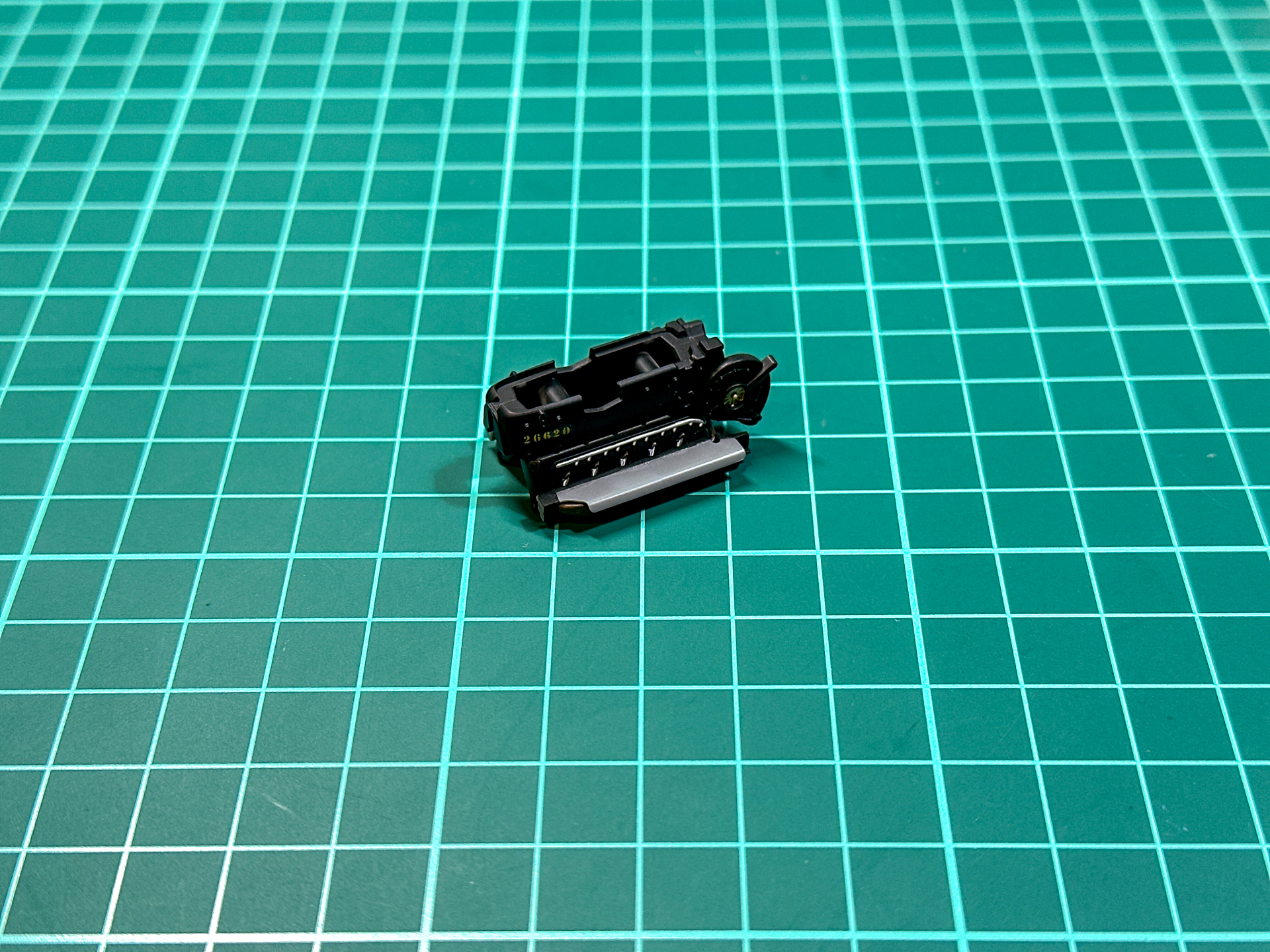 塗装が完了したエンジン。デカールを貼り付けた個所は表面仕上げに応じたトップコートを行なっています。