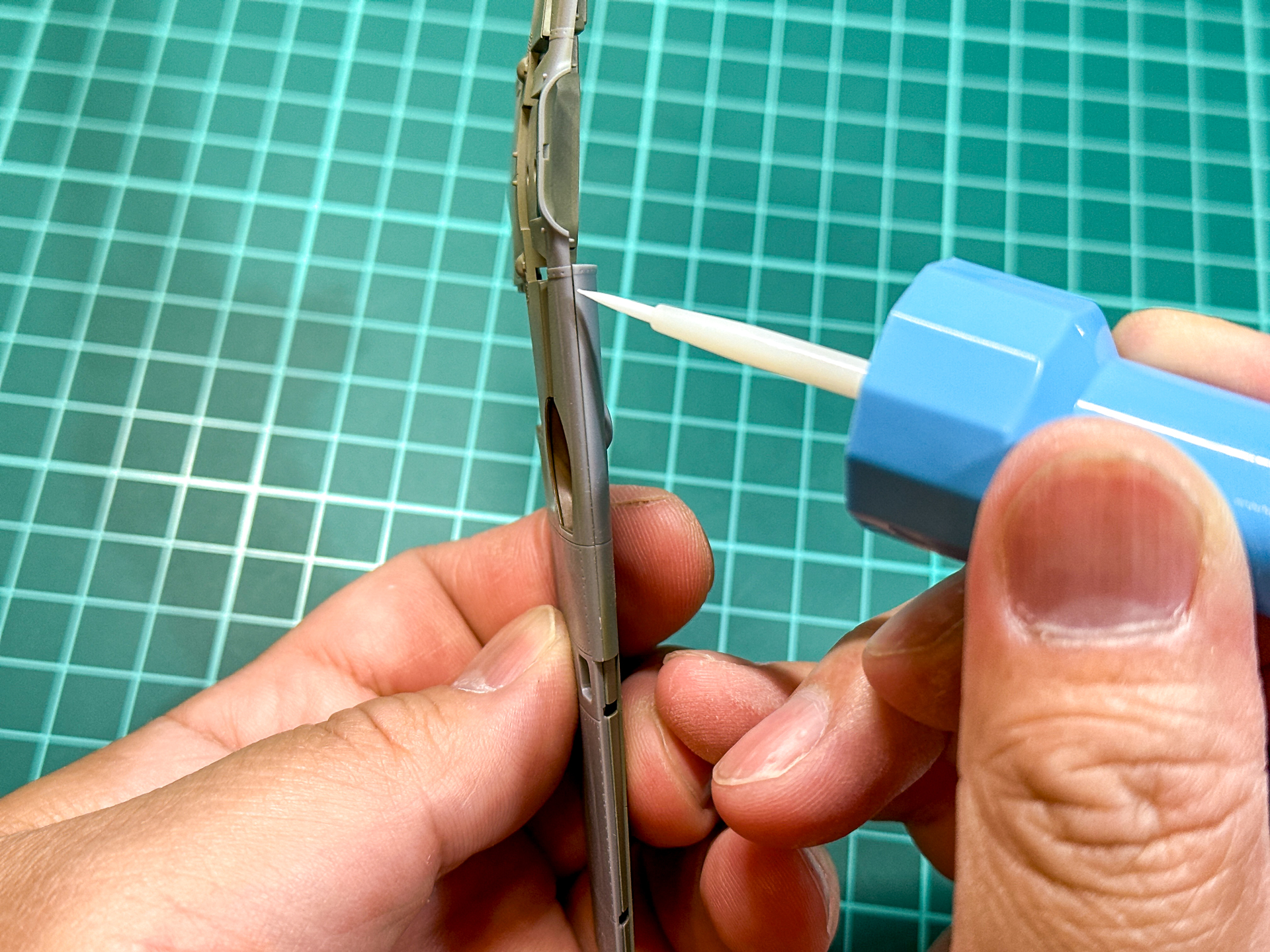 合わせ目消しには流し込み接着剤を使用して行ないました。