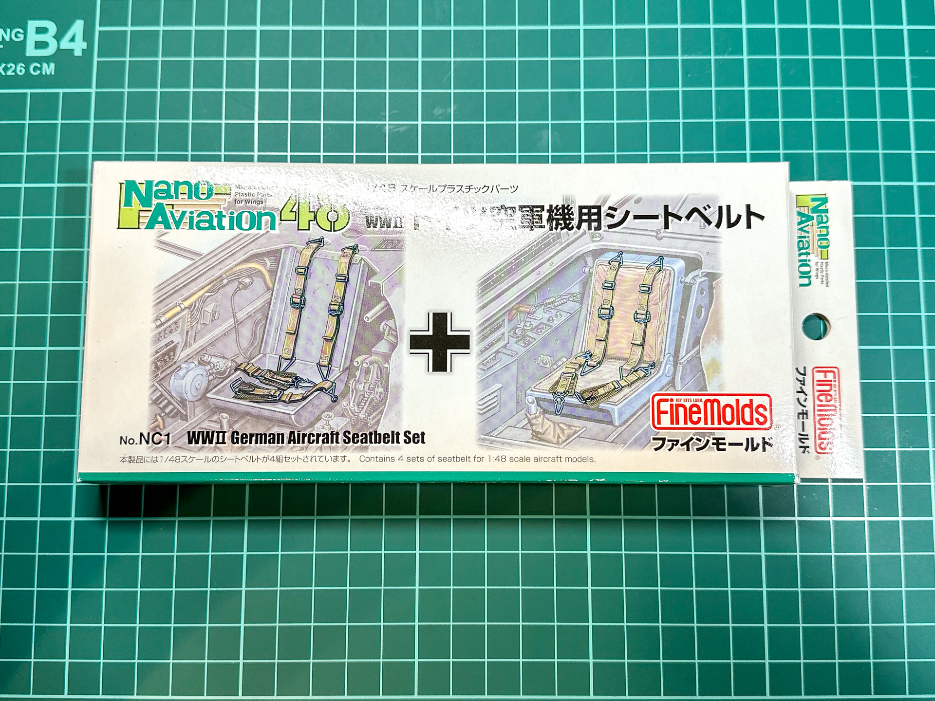 使用した1/48スケールプラスチックパーツ WWII ドイツ空軍機用シートベルト」。貼り付けるだけで簡単にディテールアップできます。