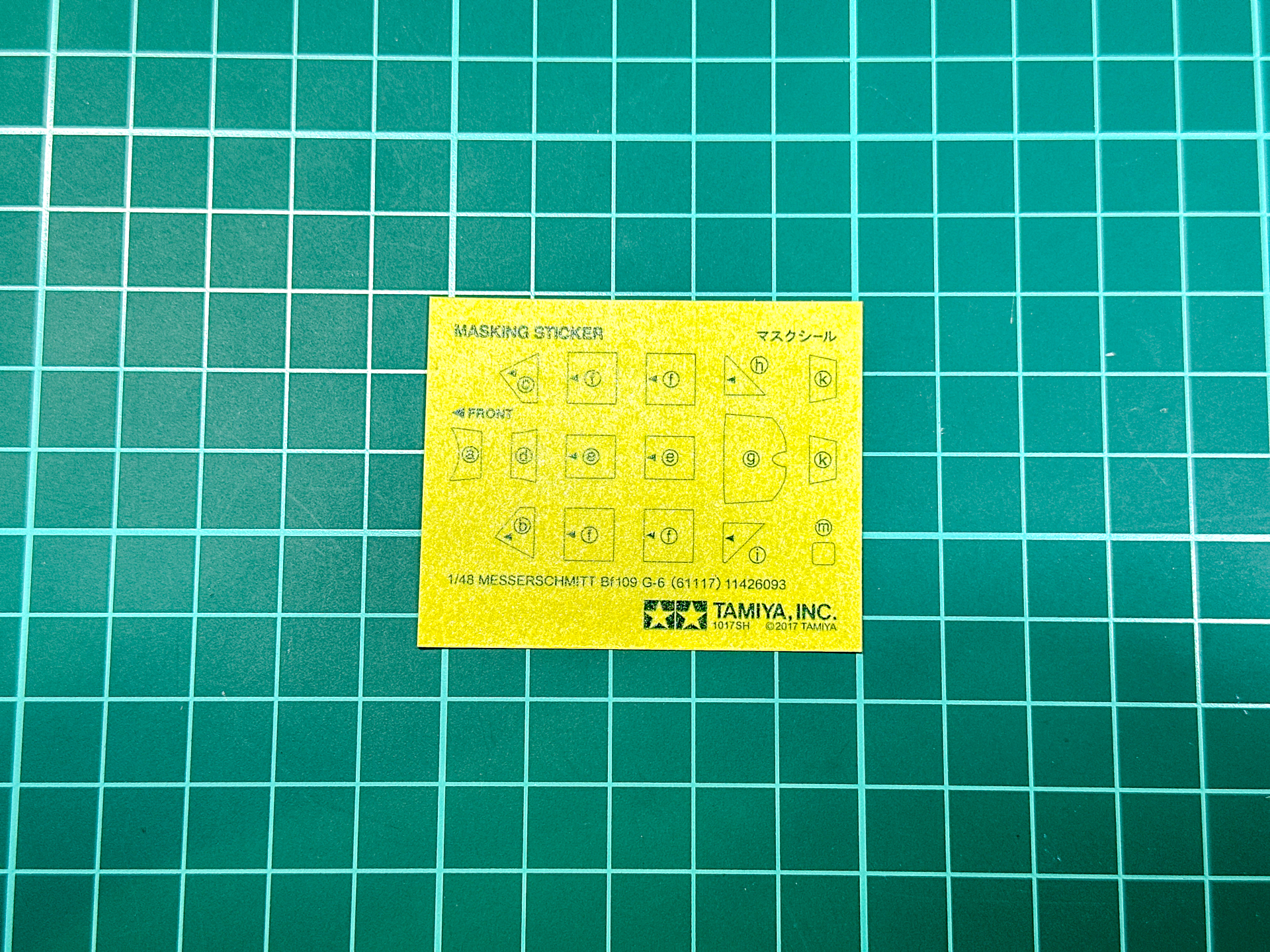 本キットに付属するマスキングシート。カットは自分で行なう必要があります。