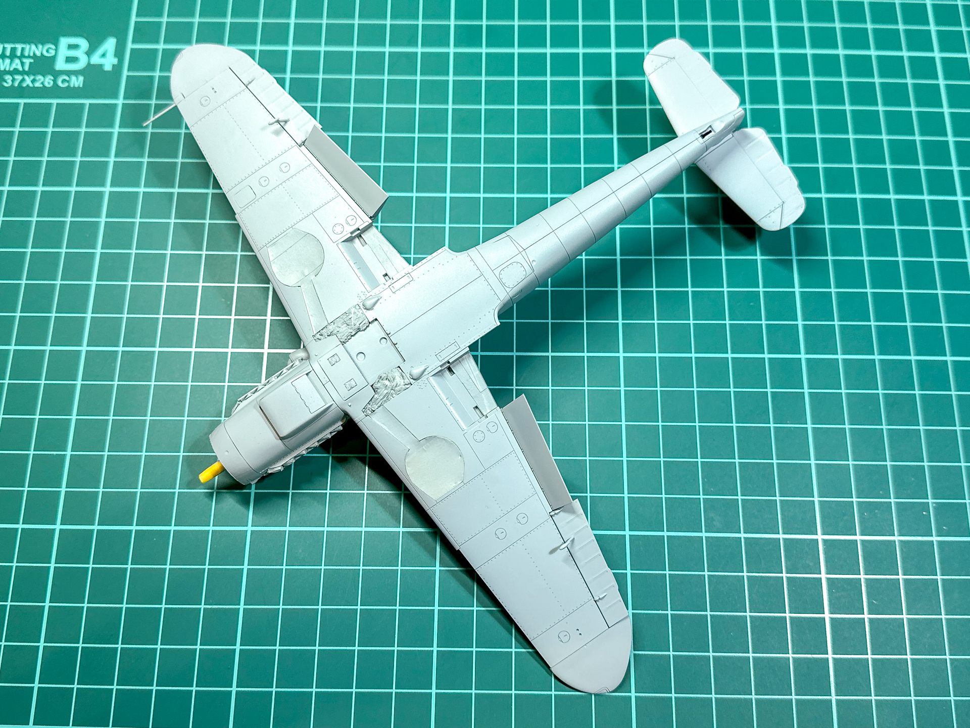 機体下面色を塗装した機体。機体上面においても機体下面色となる個所はこの色で塗装しています。