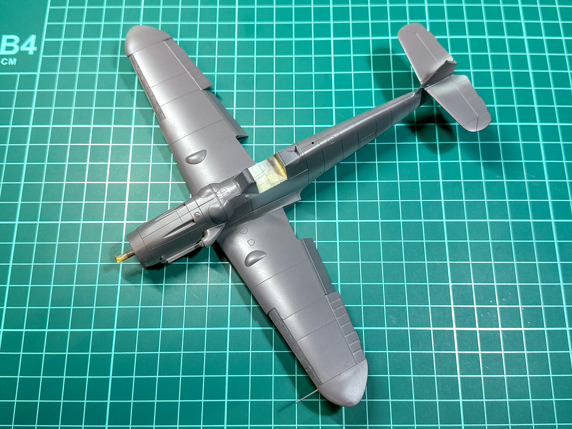 迷彩色1色目を塗装した機体。やや紫の入ったグレーです。