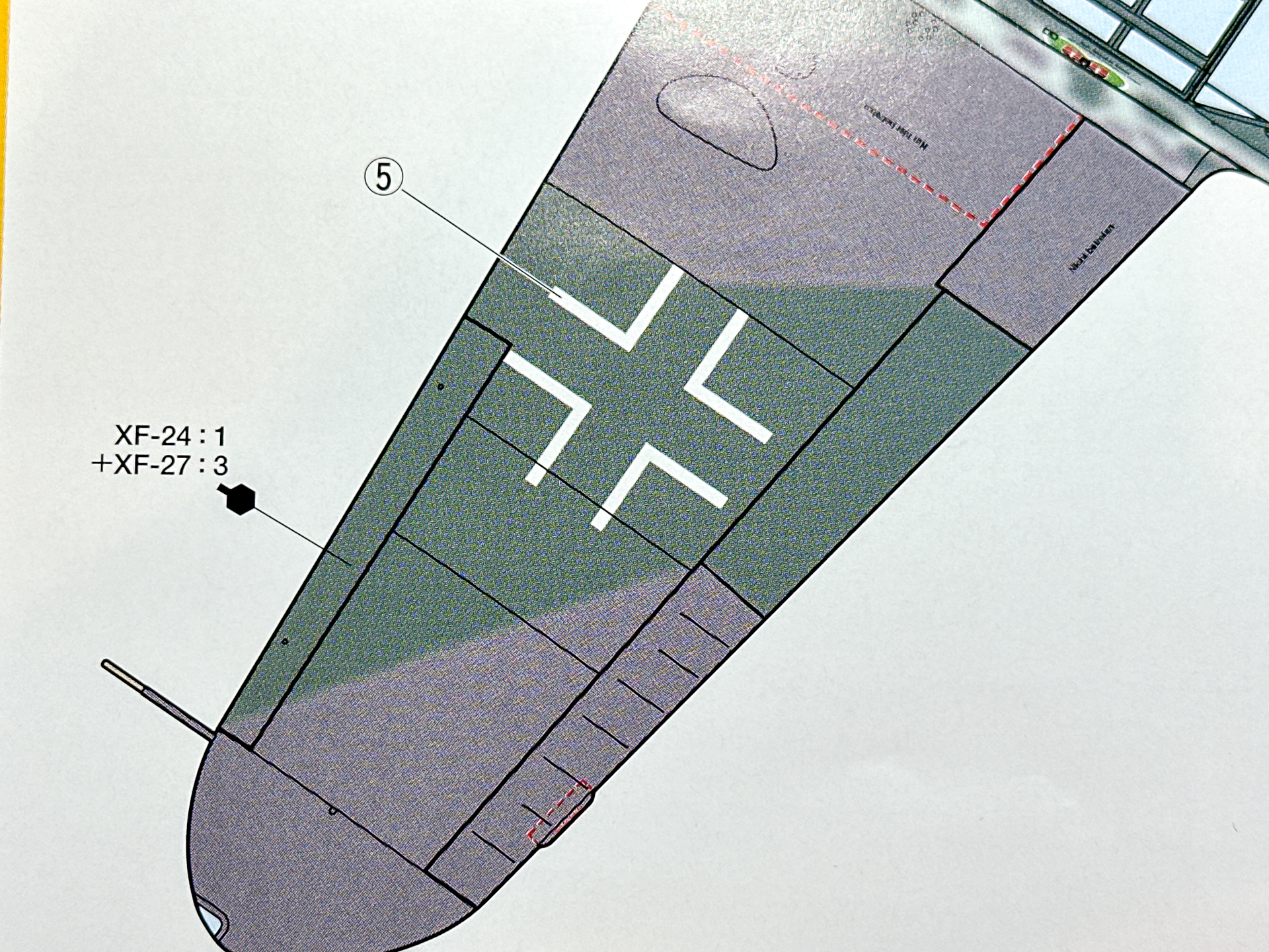 説明書の塗装図。迷彩色の境界はぼかしがあります。