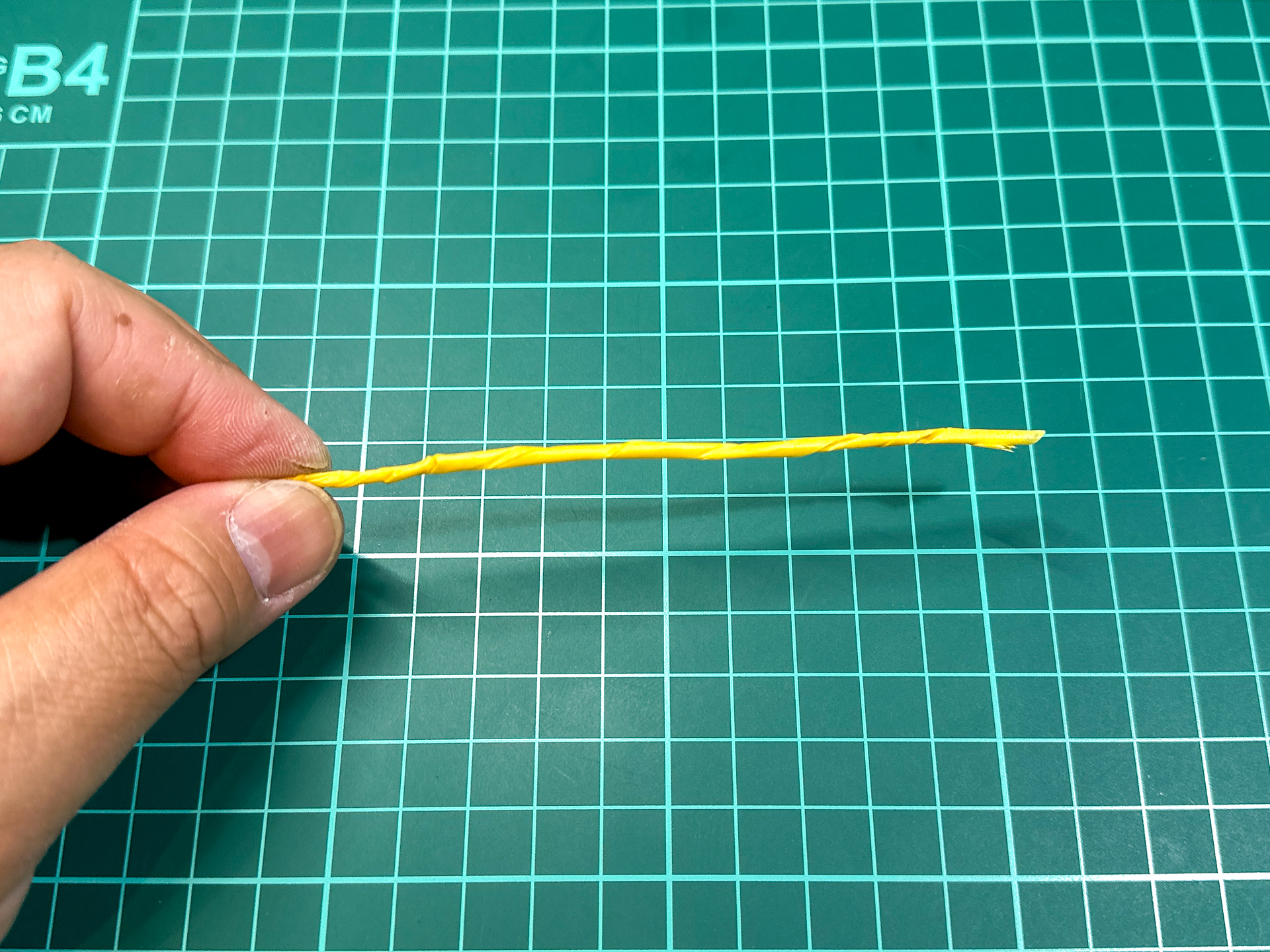 マスキングテープのこよりは接着面を外側になるように制作します。