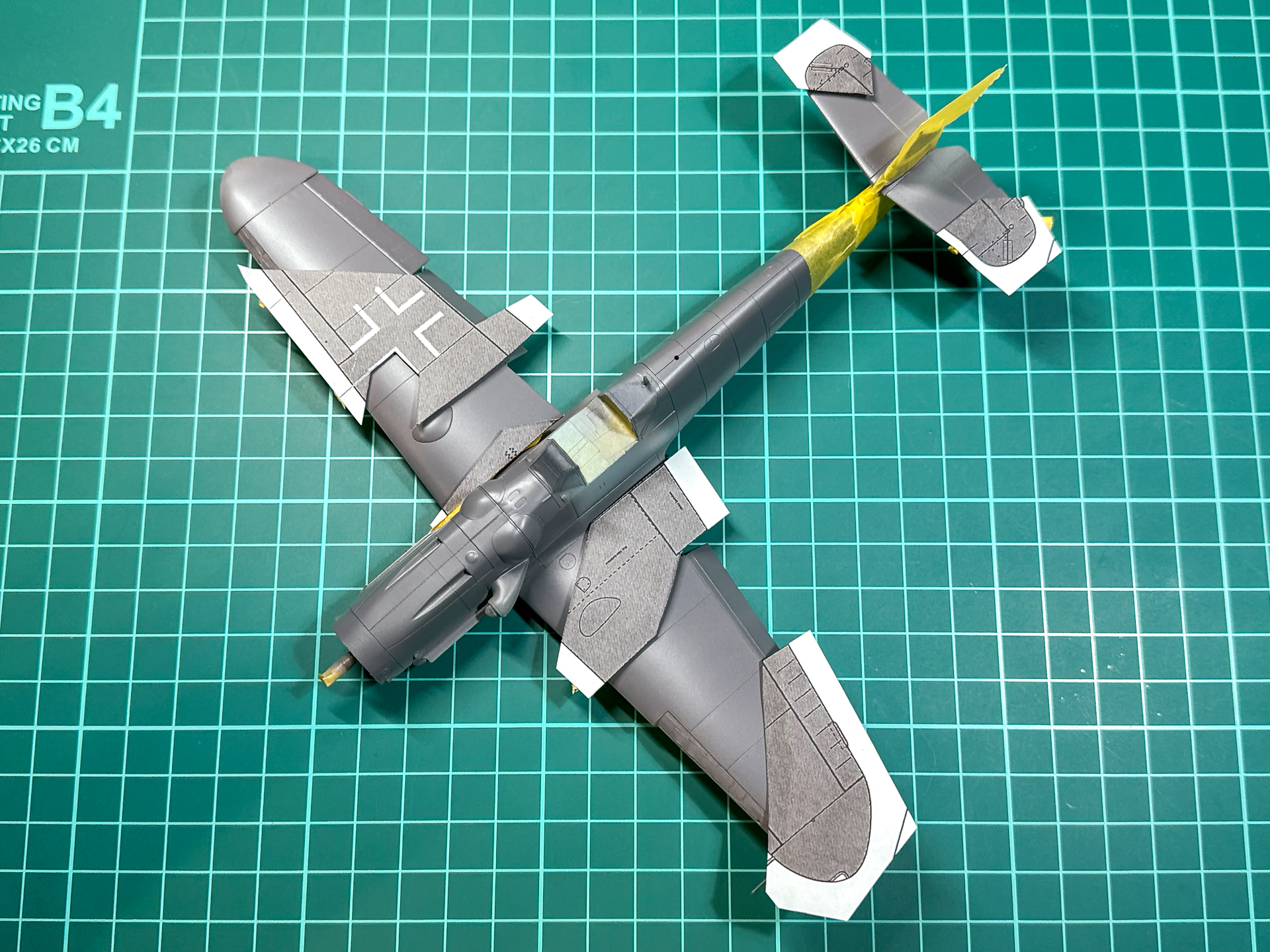 型紙を貼り付けた機体。型紙が機体に密着しないよう注意します。