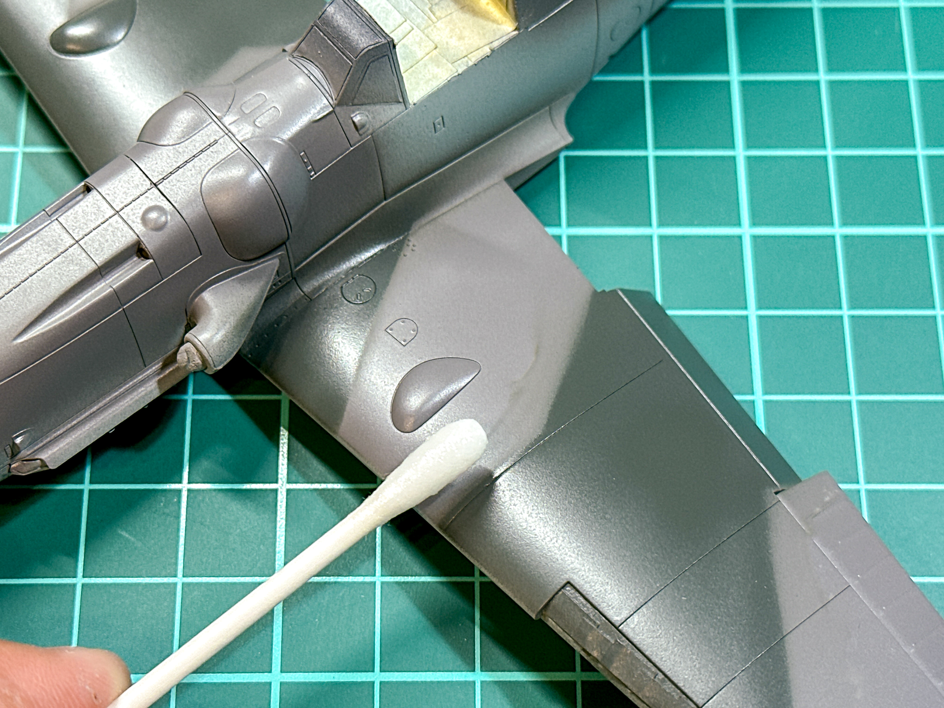 ミストはエナメル溶剤を含ませた綿棒で拭き取ることができます。