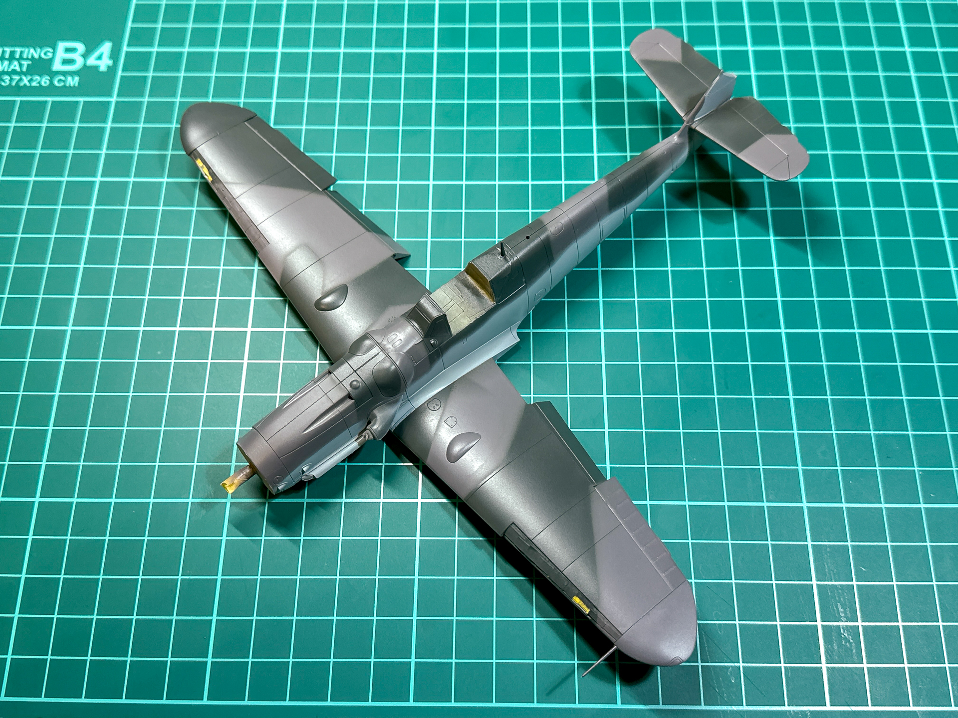 再び機体下面色を塗布した機体。翼面と胴体上部の迷彩は完了です。