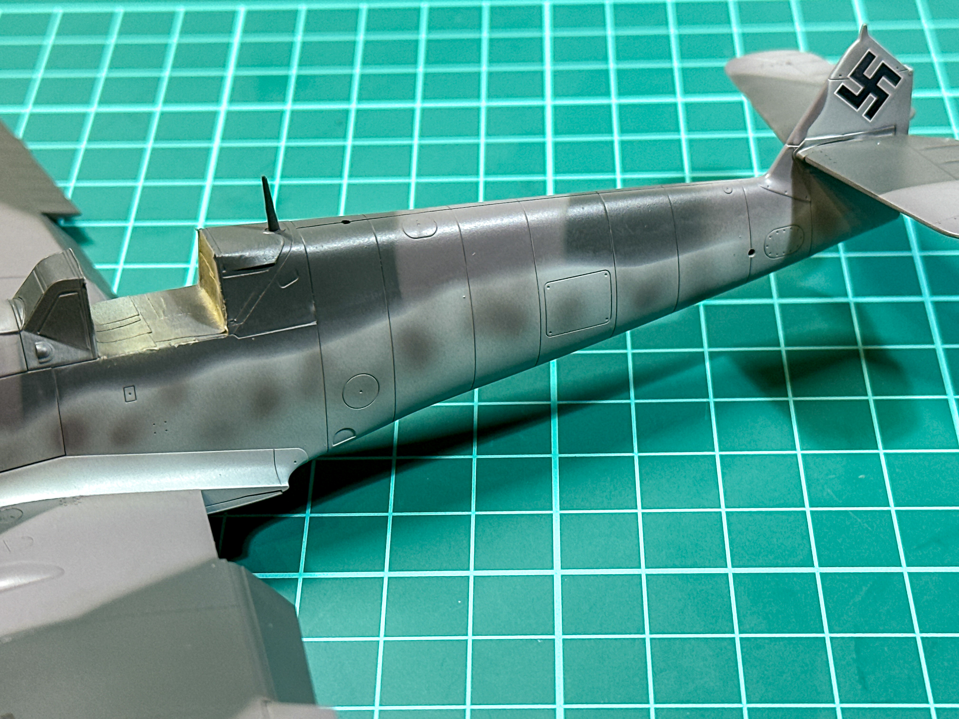 1色目を塗布した胴体側面。塗装図を参考にしつつもランダムに斑点を描きます。