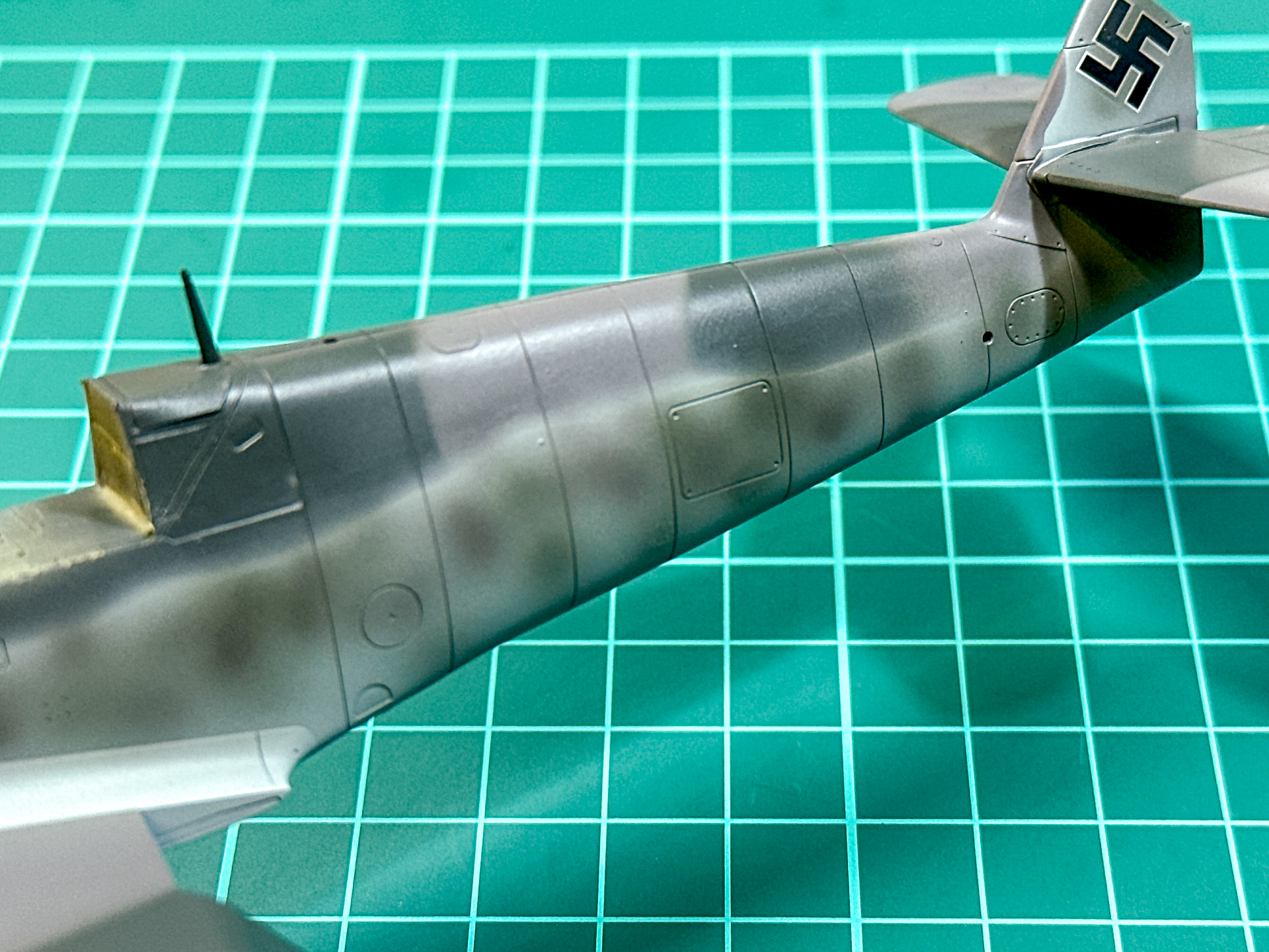 2色目を塗布した胴体側面。1色目で塗布していない箇所を中心に斑点を描きます。
