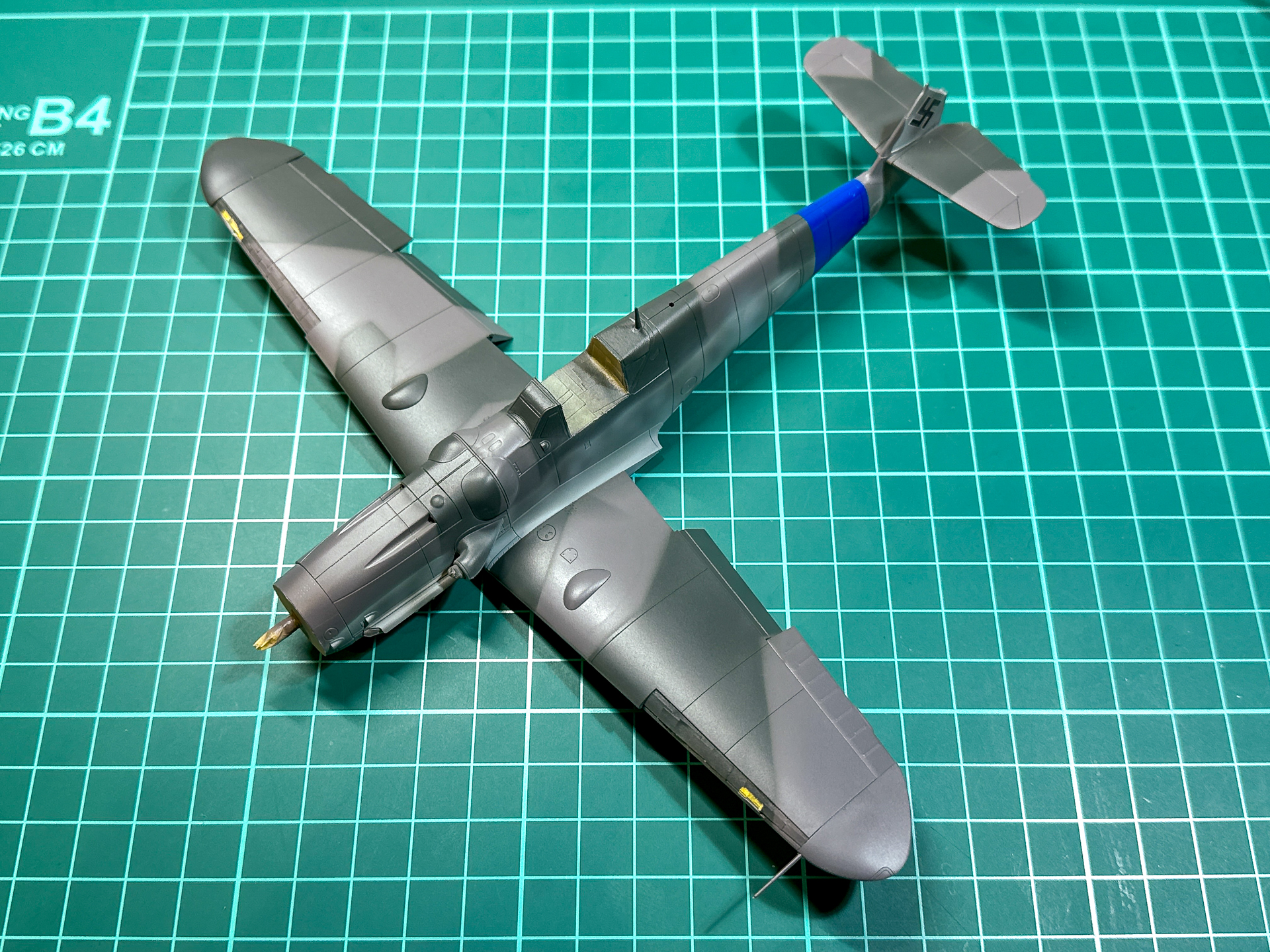 機体尾部を塗り分けた機体。筆者はデカールよりも塗装の方が得意です。