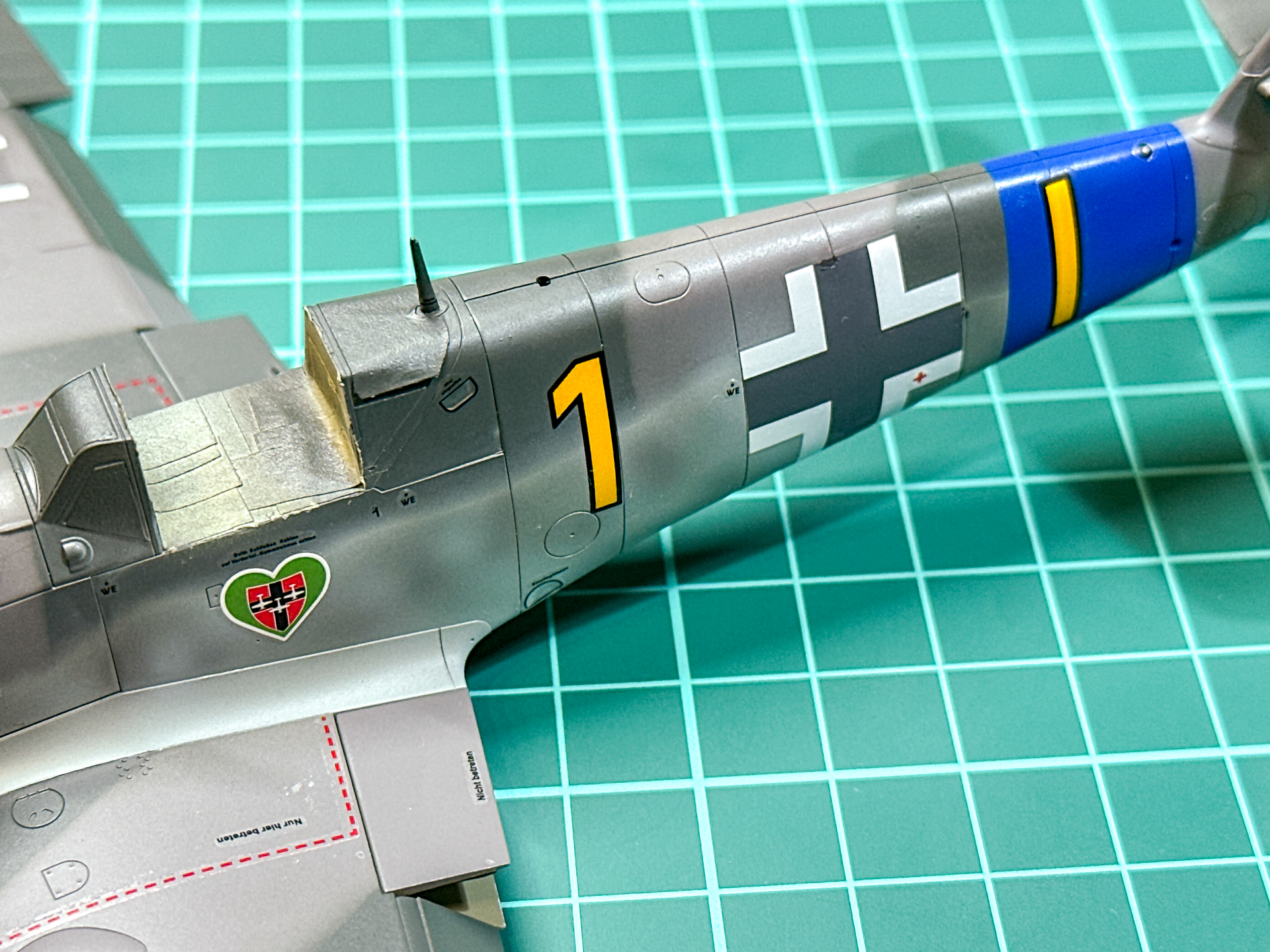 デカールを貼り付けた胴体側面。細かいマーキングを貼り付けます。