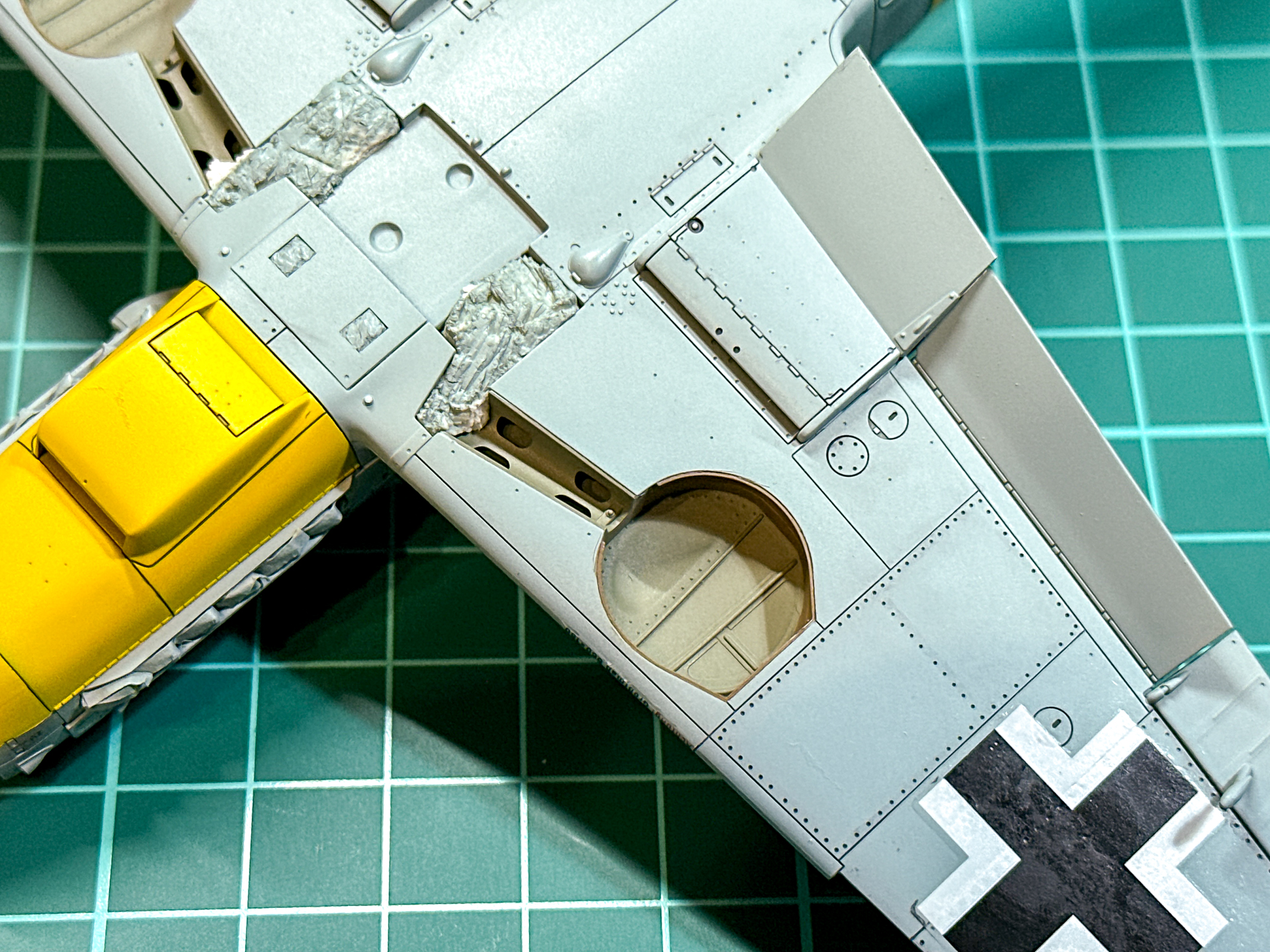 スミ入れが完了した機体下面。印象がグッと引き締まります。