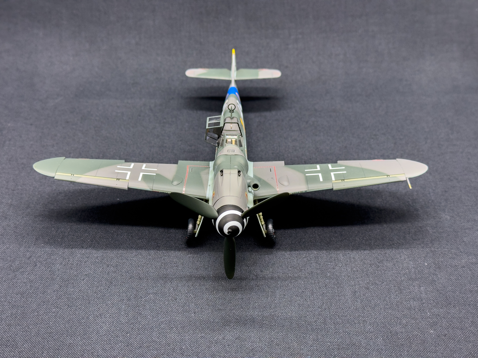 正面から見たBf109 G-6。スピナーの渦巻き模様が特徴的です。