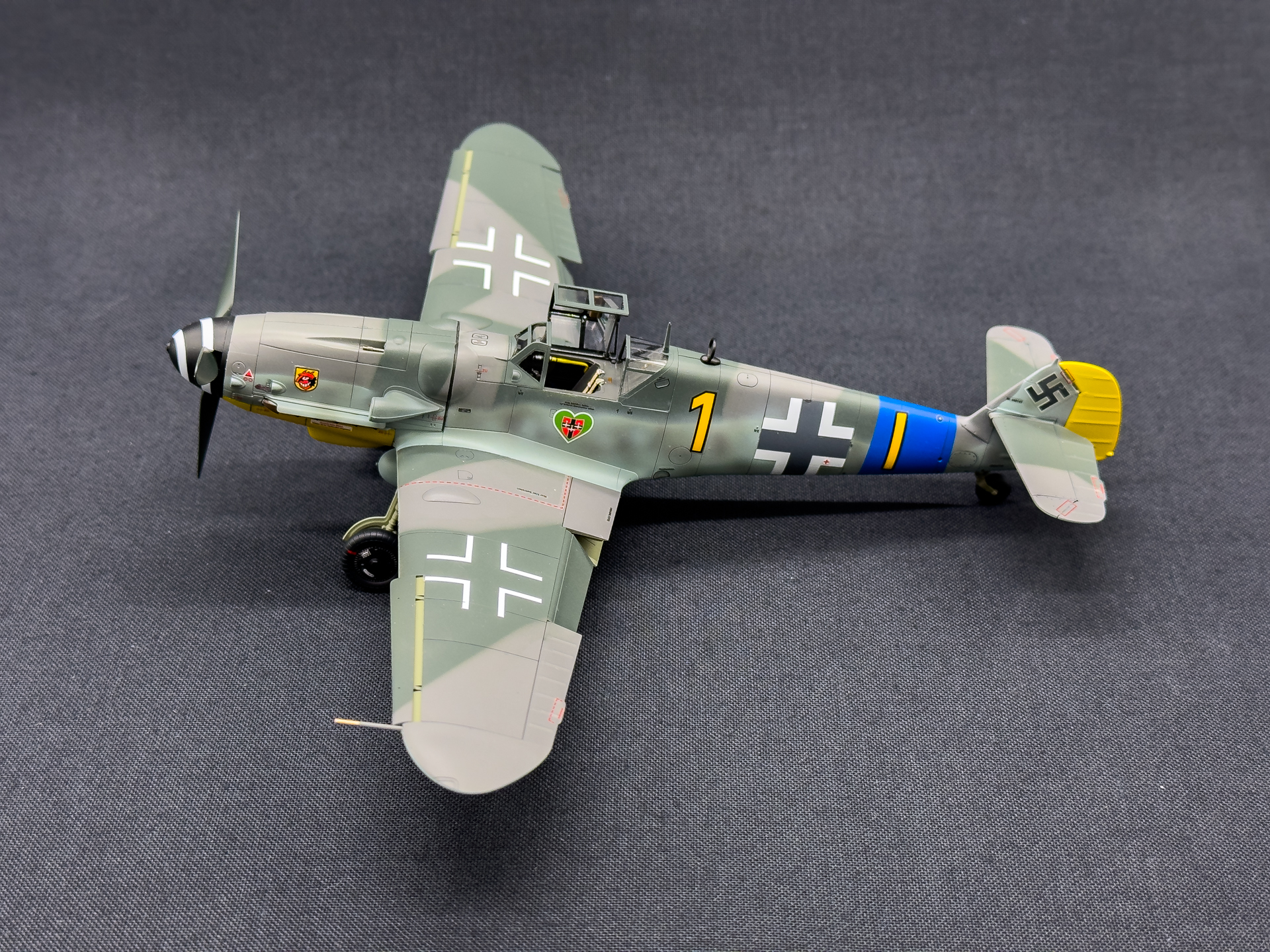 側面から見たBf109 G-6。水冷エンジン採用によるスリムな機首形状が特徴的な機体デザインです。