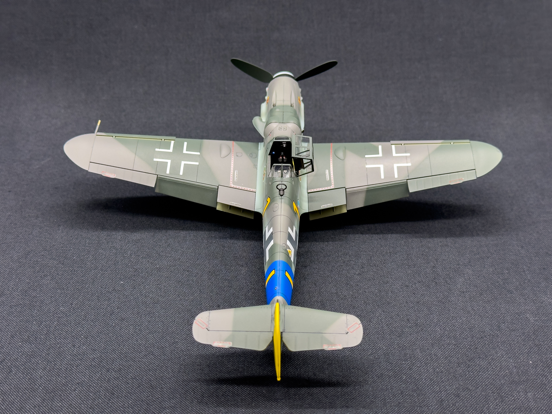 背面から見たBf109 G-6。コックピット内部も細かく作り込まれています。