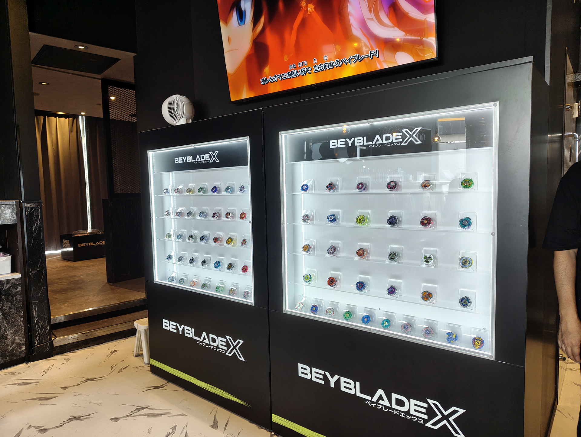 これまでに発売された全ての「BEYBLADE X」ベイが展示されており、今後も新製品が出るタイミングで発売前に追加していくようだ