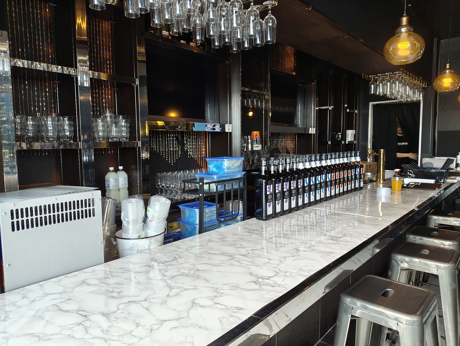 カウンター席も用意されており、1人からでも来店できる