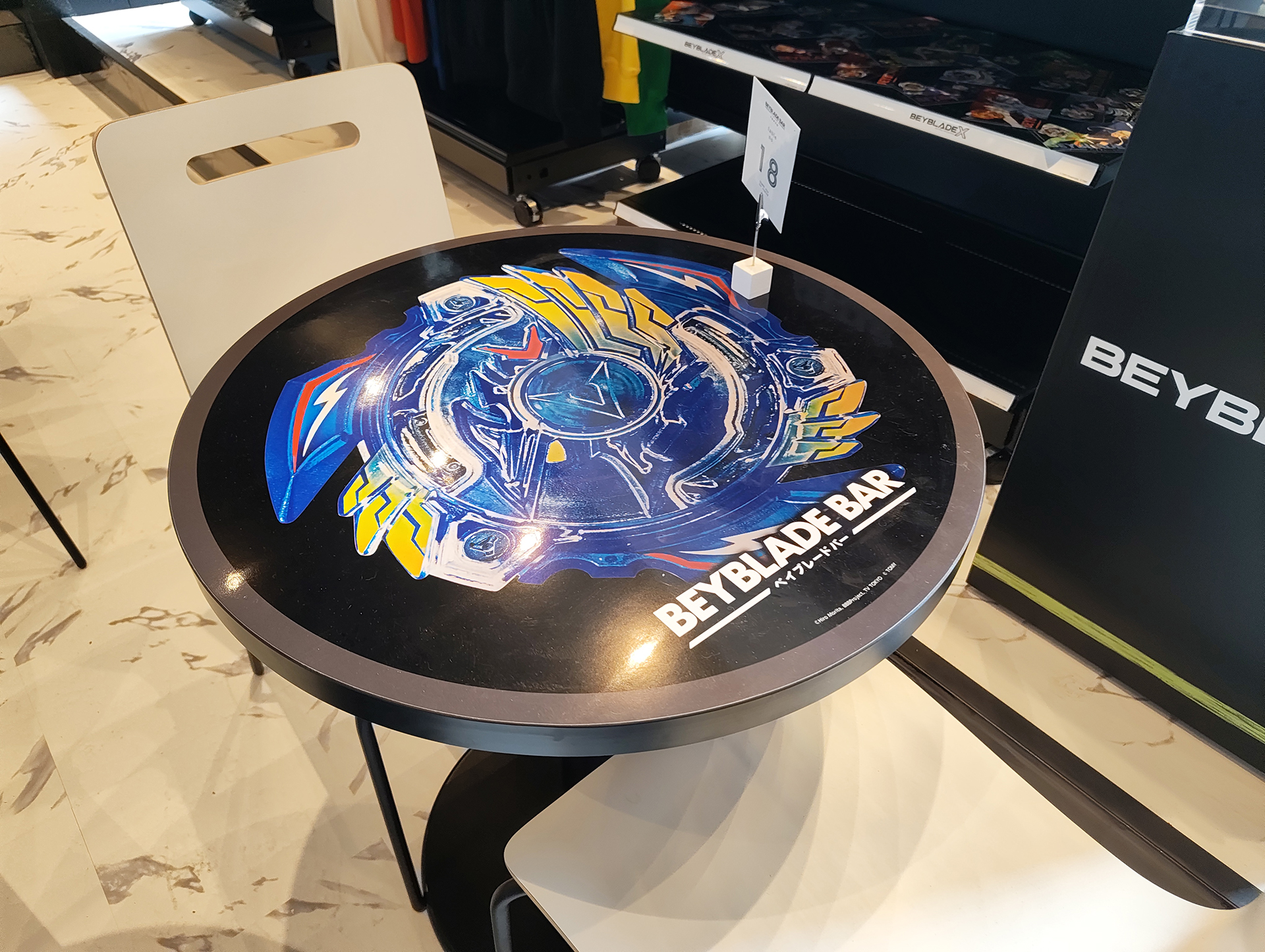 2人用テーブル。盤面には人気のベイがプリントされており、雰囲気が最高