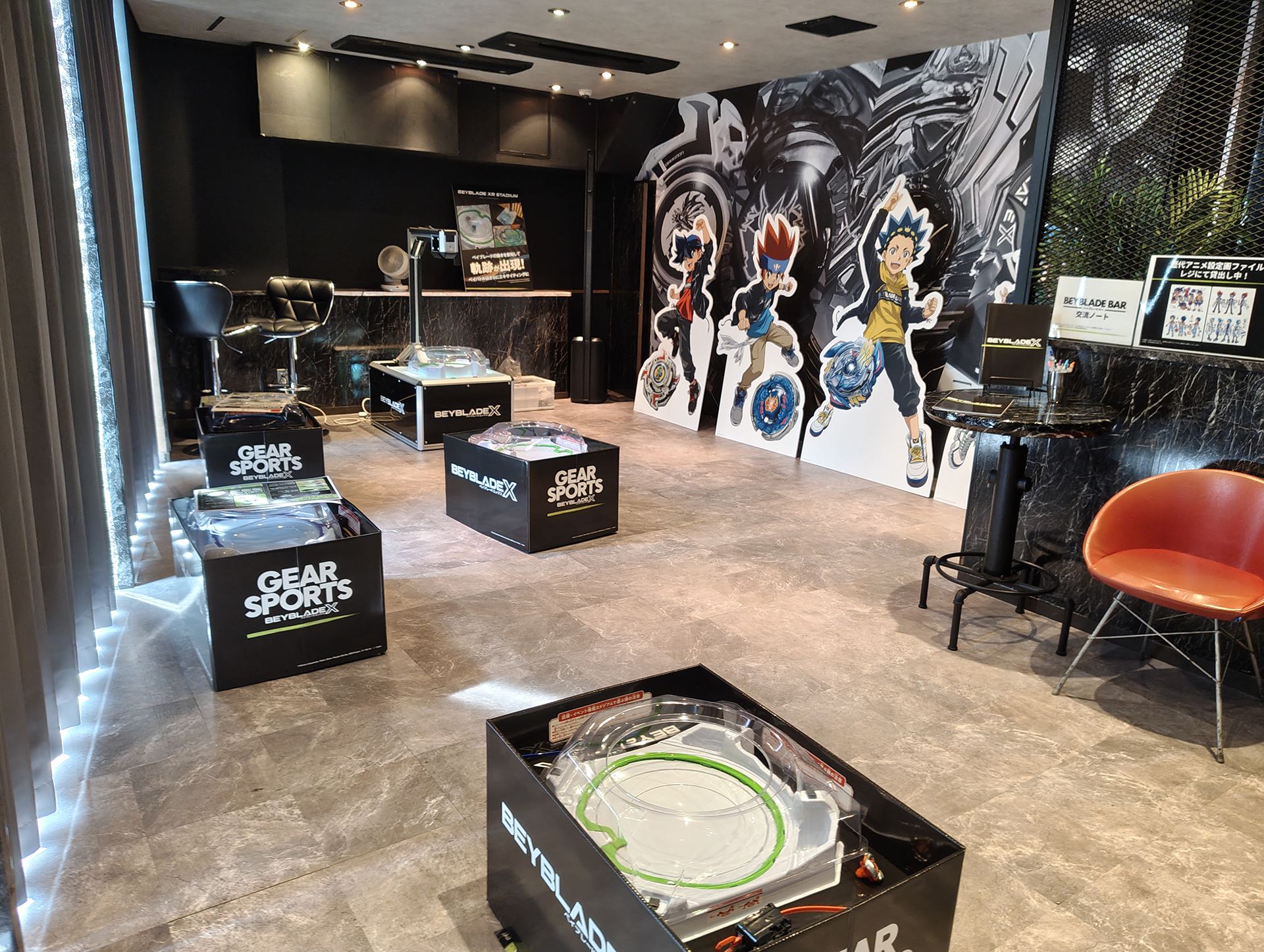 ここが魅惑の「ベイブレードバトルエリア」だ！貸出ベイも用意されているので、未体験の仲間を連れてきて体験させることも可能だ