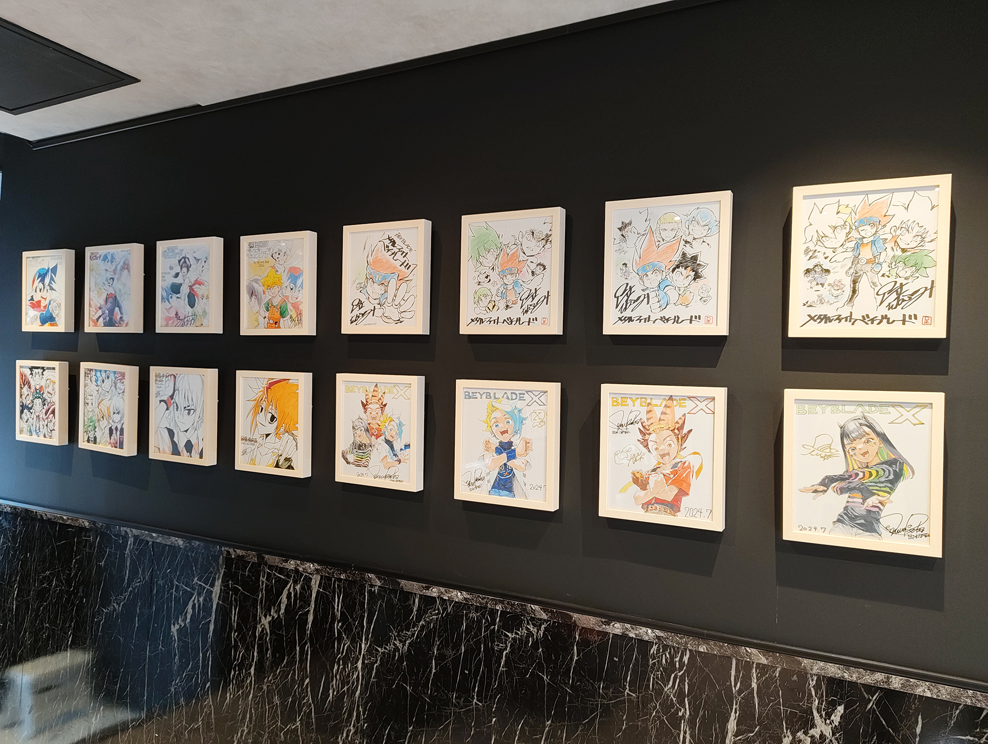 漫画家たちのサイン色紙もずらりと展示