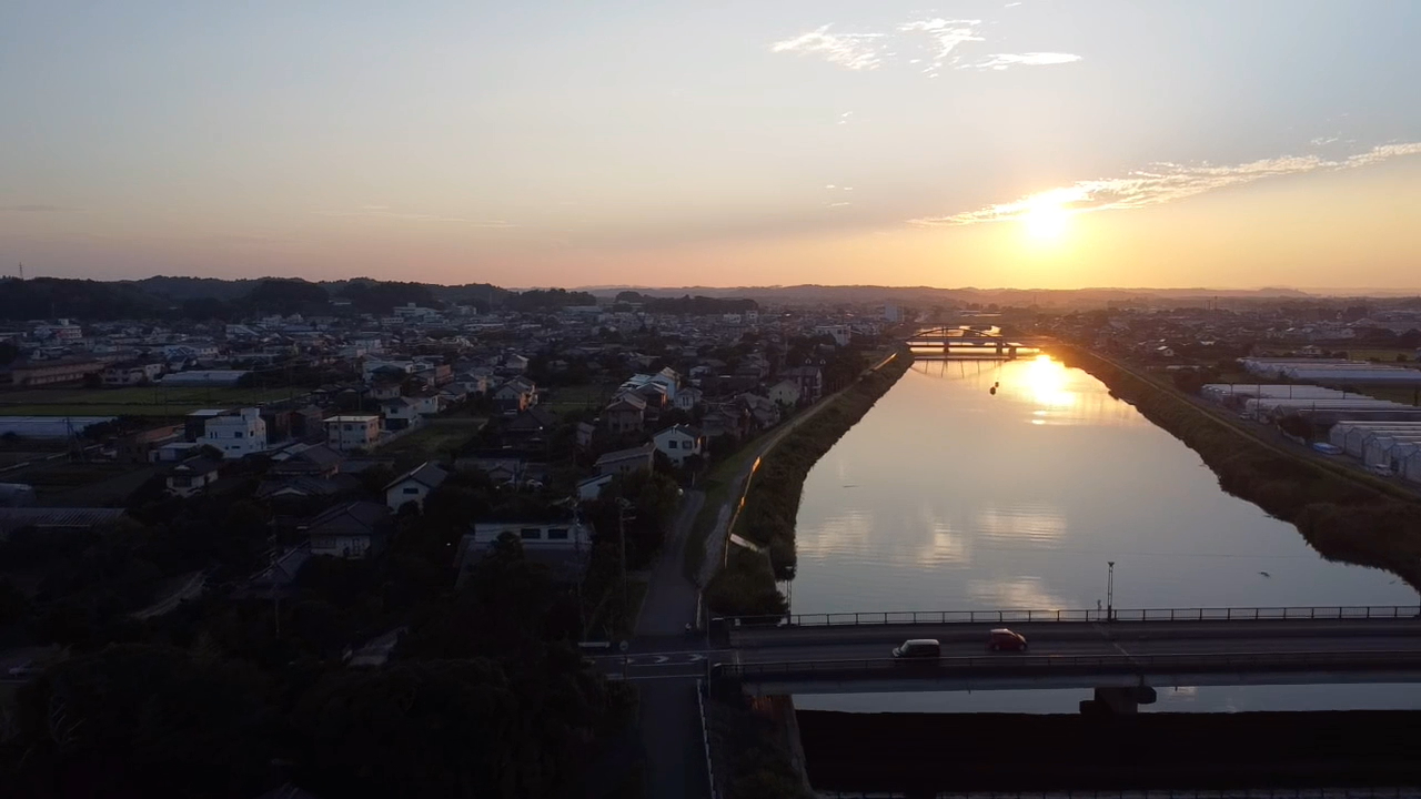 夏の夕方、ドローンから見る景色は格別の美しさがある