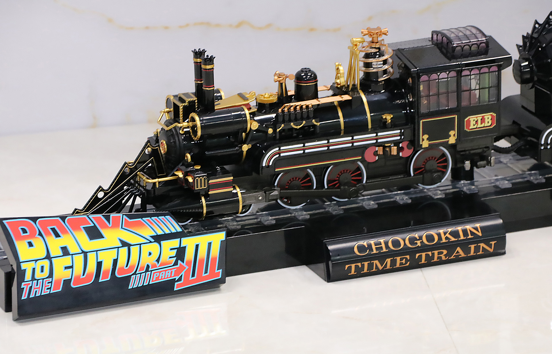 迫力ある外観と全長約480㎜（本体）となっている