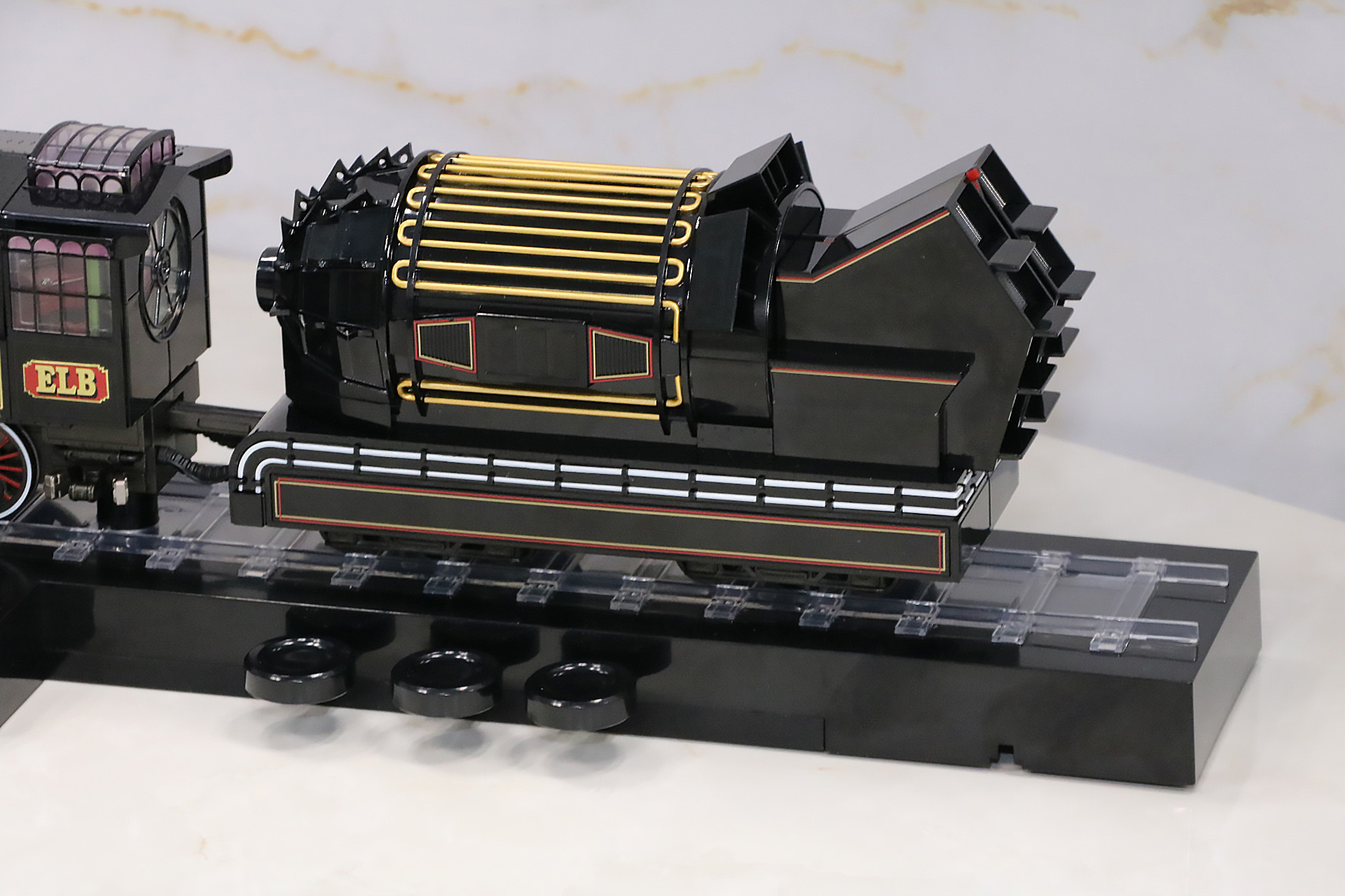 後部にはクルマ型タイムマシンと同じデザインが再現されている