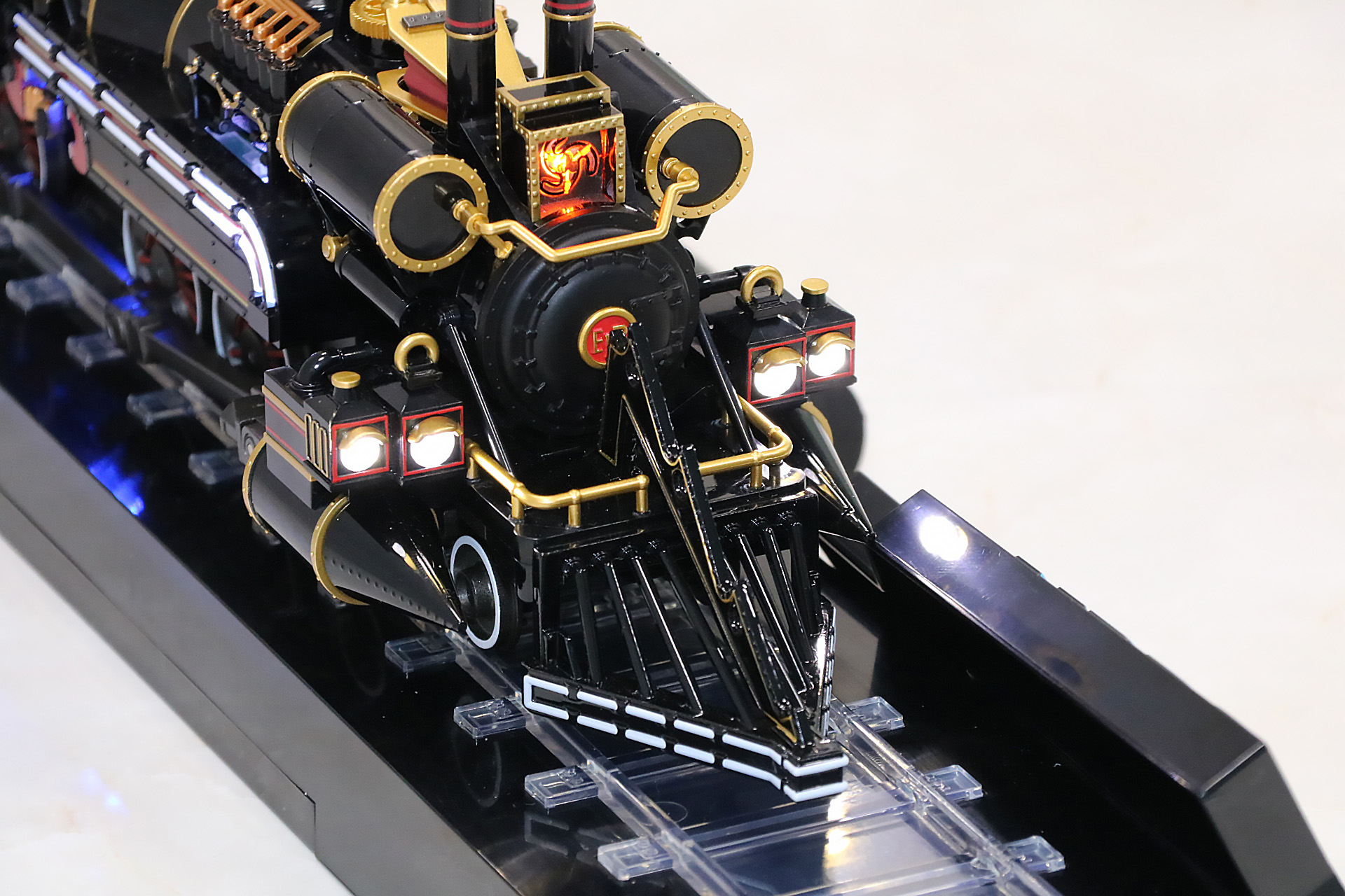 前照灯部分には次元転移装置があり、発光ギミックを搭載