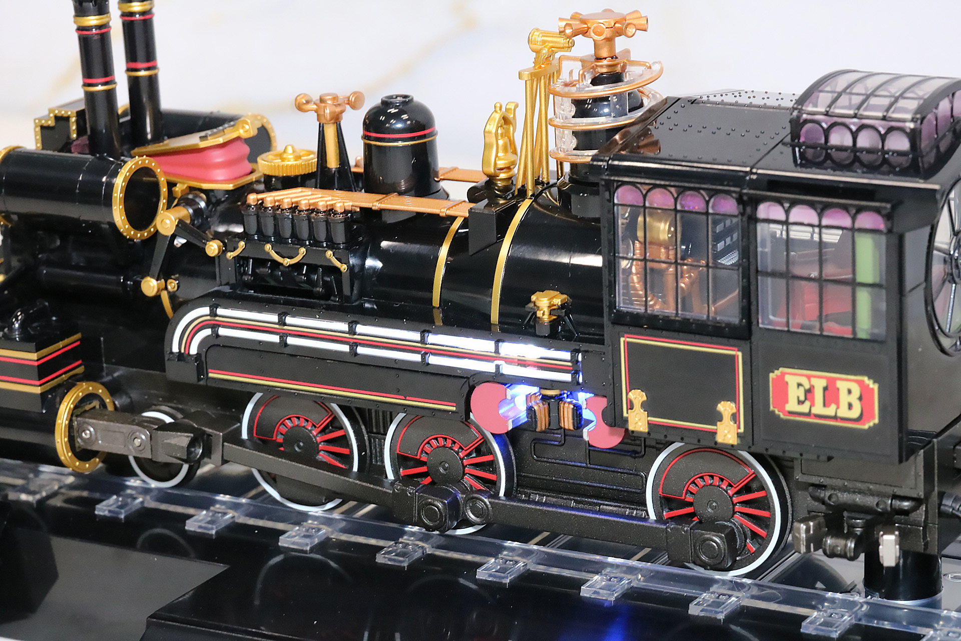 細かいメカが動く箇所の原理や設定を想定してデザイン