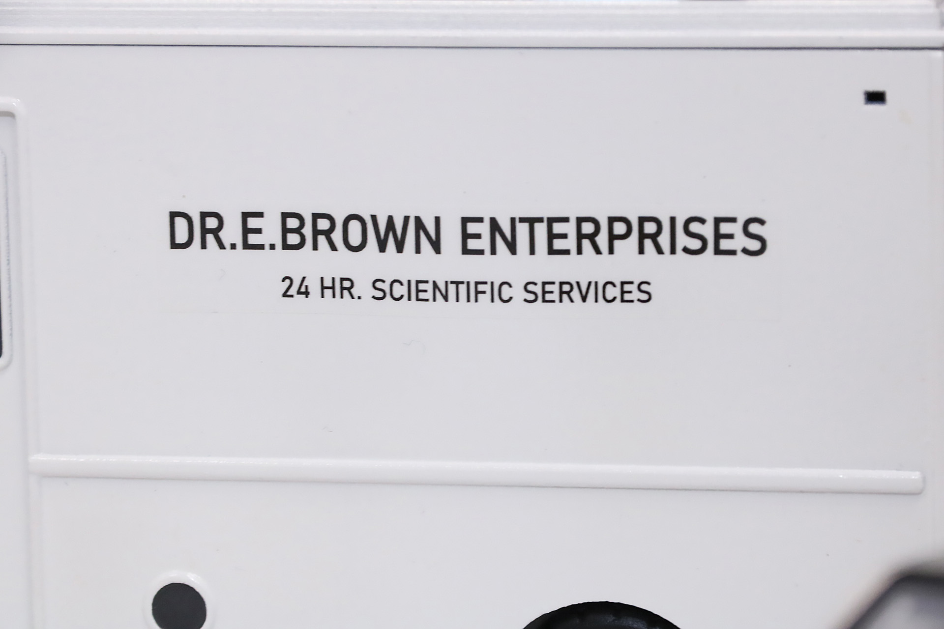 車体側面のロゴデザインも再現