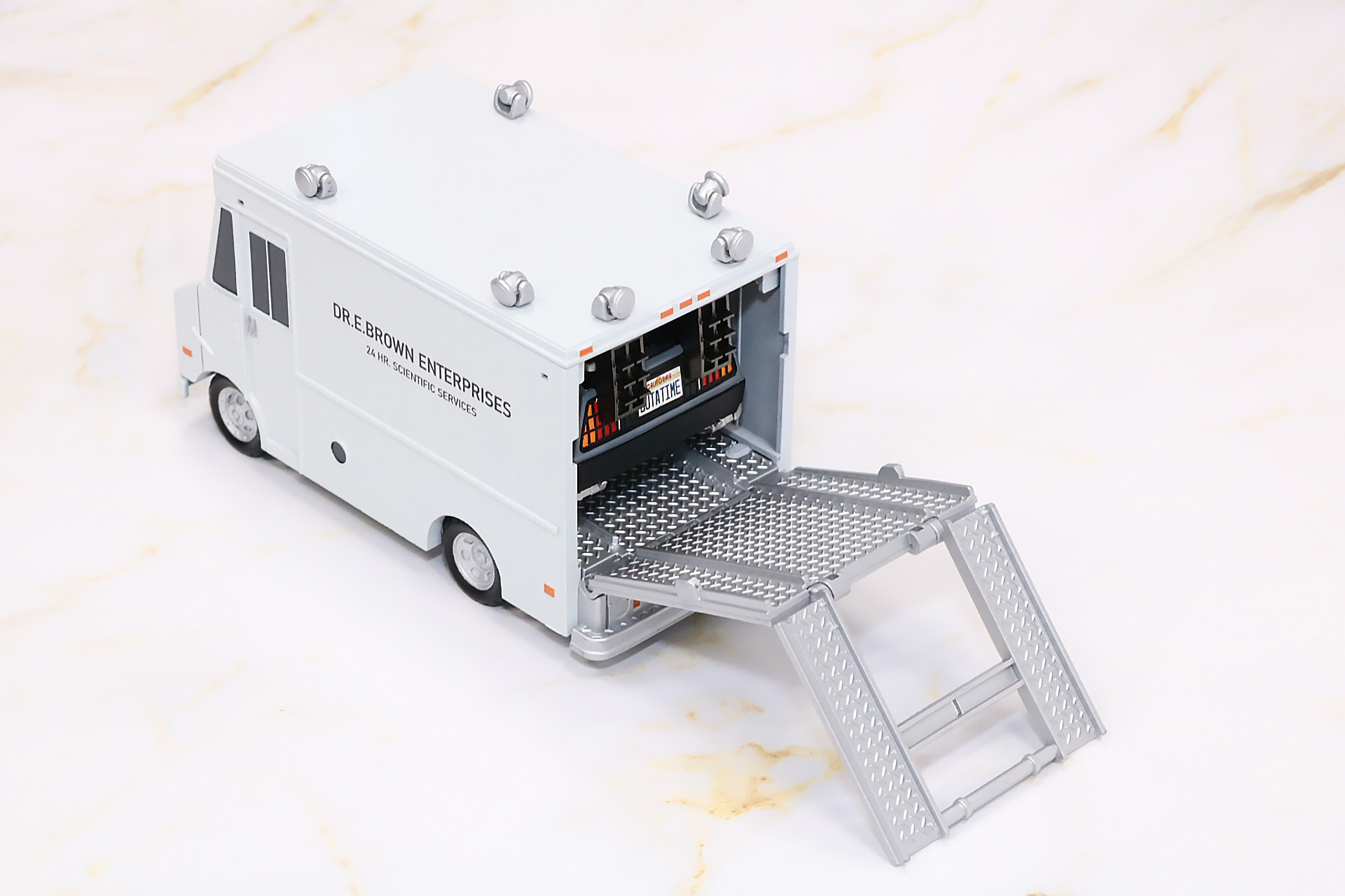 後部のスロープも2つ折り方式で展開されるようになっている