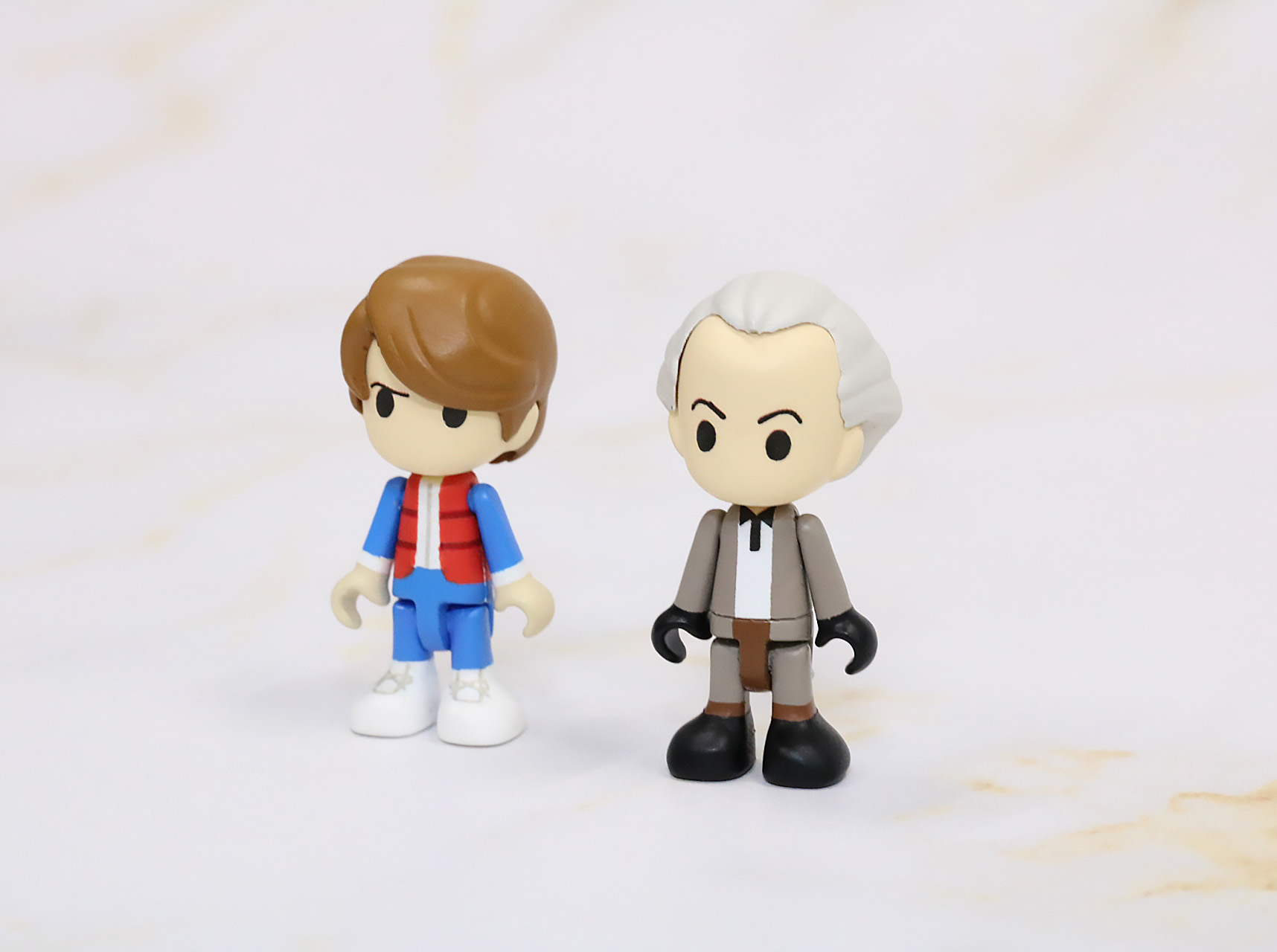 「QV-01 バック・トゥ・ザ・フューチャー タイムマシン (Part1)」では劇中の1955年での衣装のマーティとドクが付属