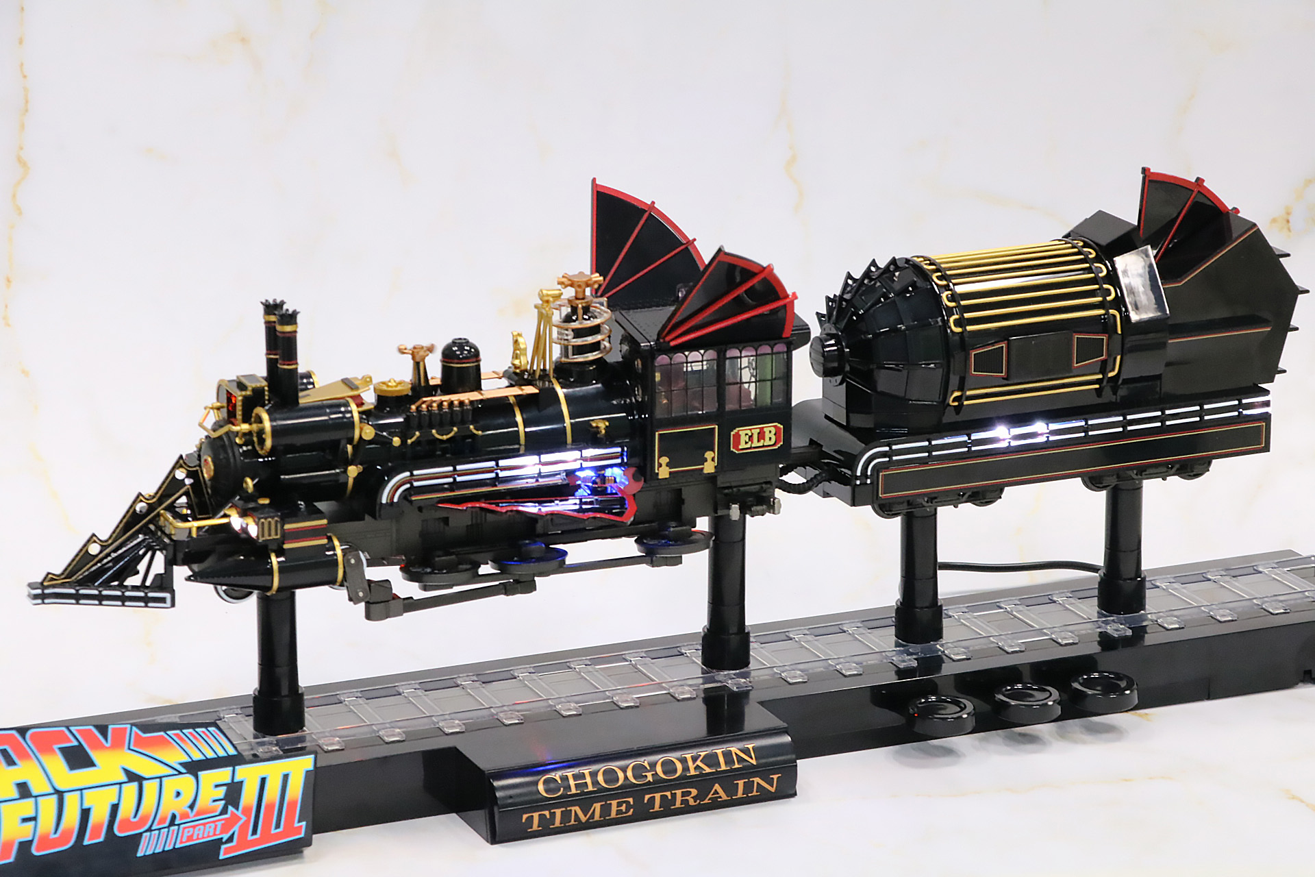 飛行モードでは専用パーツで空を飛ぶようなディルプレイを表現しつつ、電力供給を行なっている