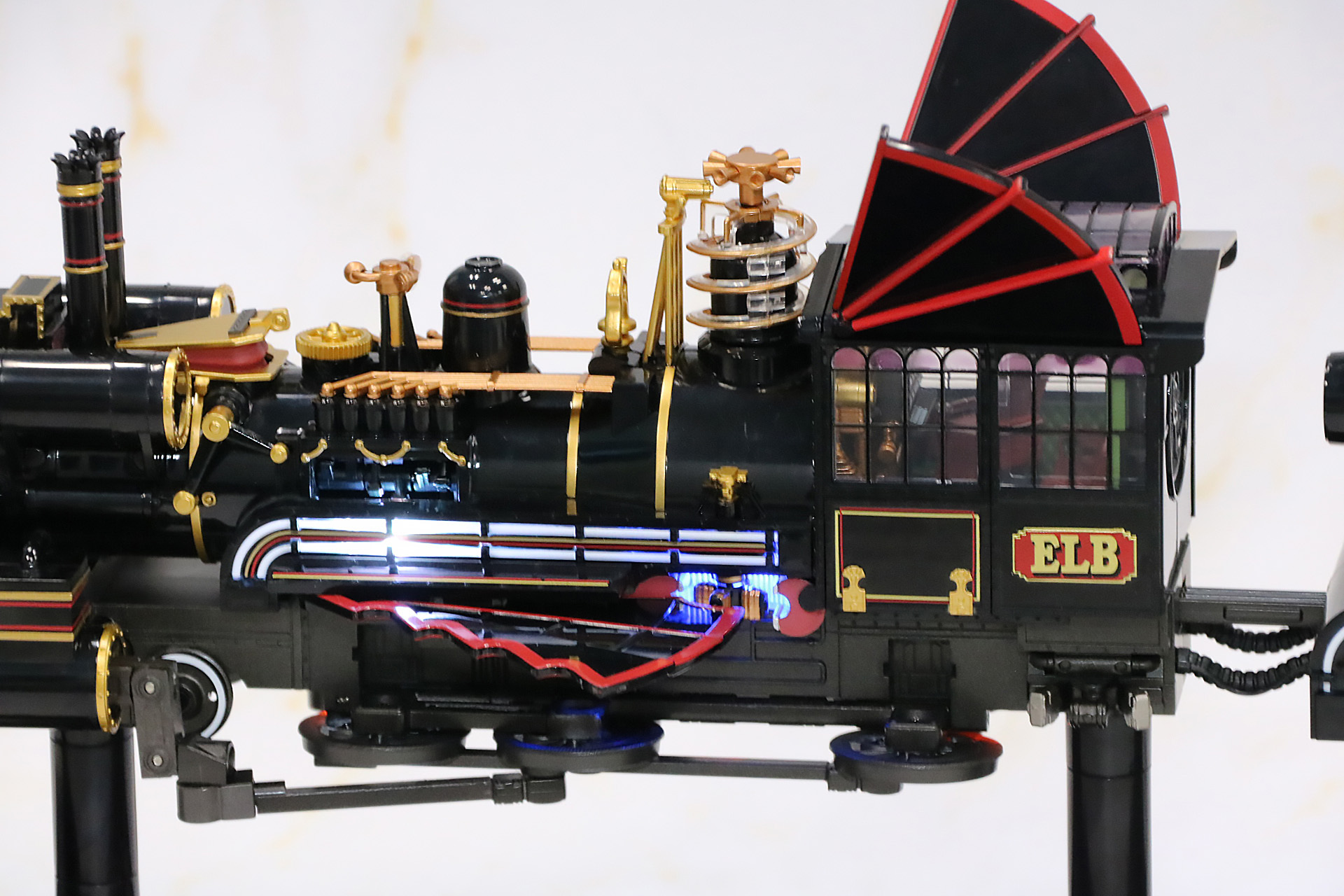 シリンダーの変形機構によりロッドを繋いだまま動輪を変形させることが可能に