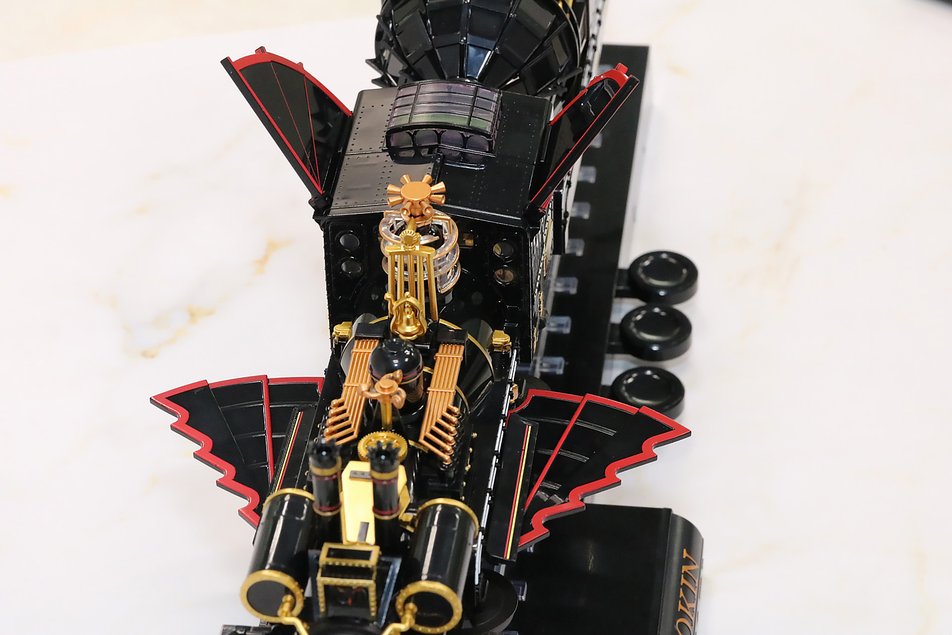 印象的なウイングは取り付け方式によって造形を再現