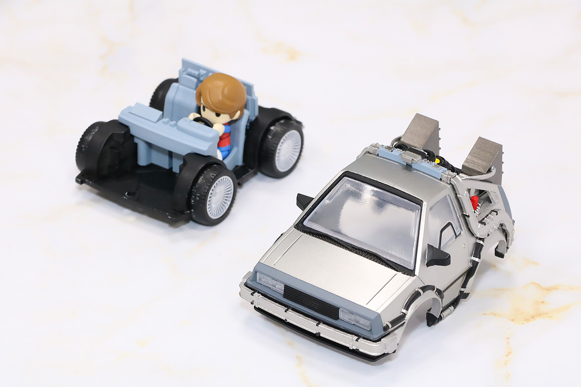 ボディを外すことで車内にフィギュアを乗せることができる