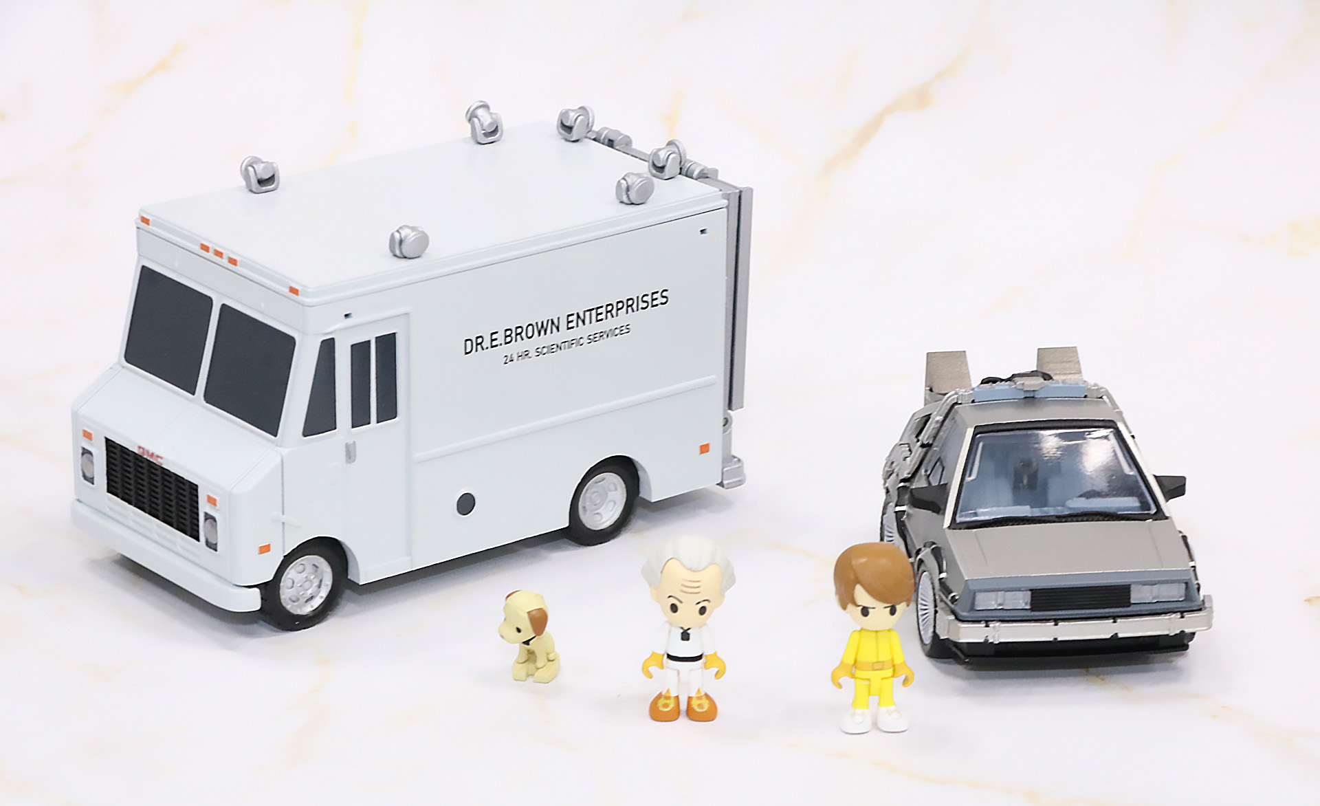 「QV-04 バック・トゥ・ザ・フューチャー タイムマシン(Part1)DXセット」ではタイムマシンとバリューバン、マーティとドク、アインシュタインのフィギュアが付いた豪華な仕様