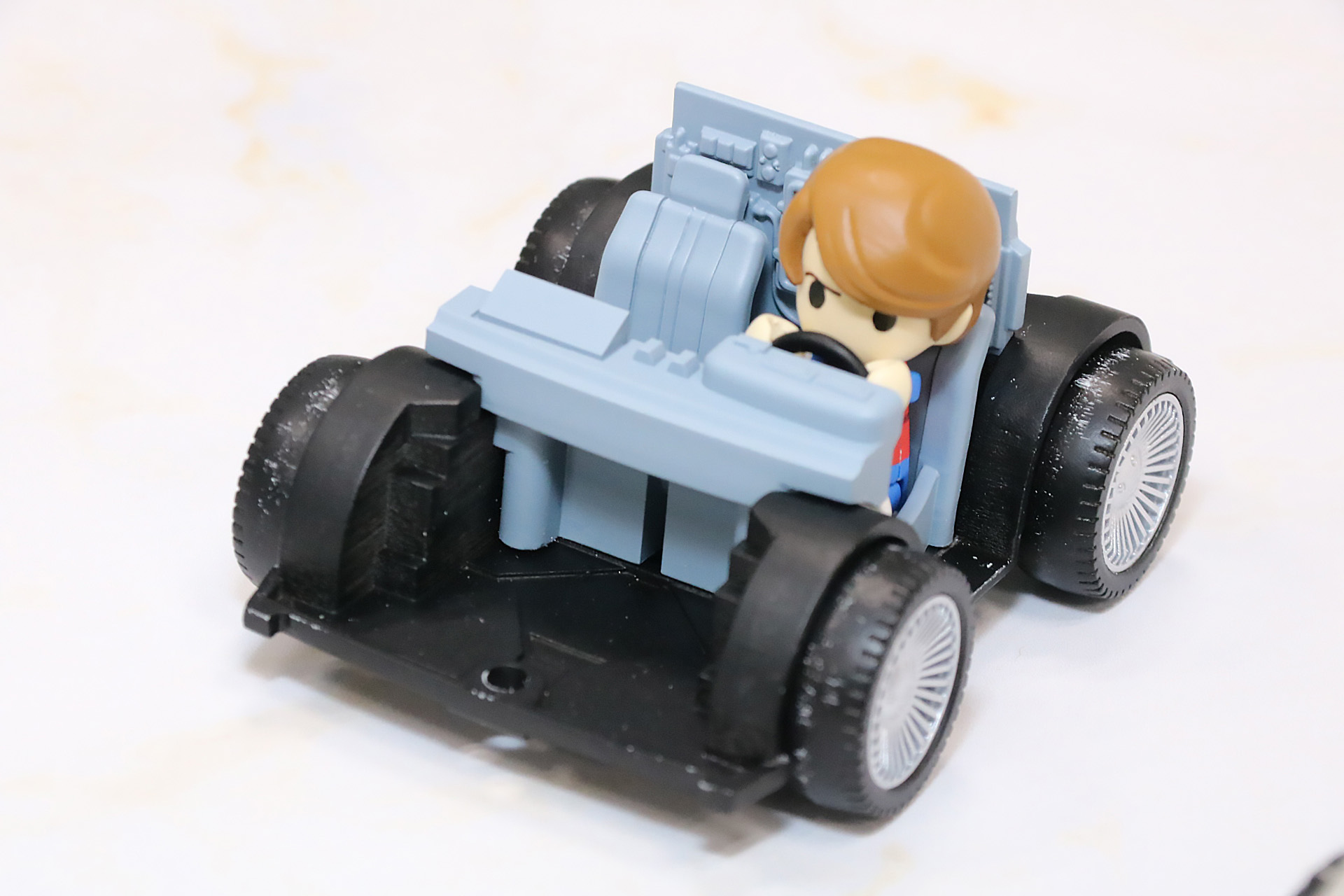 内部ディテールも作り込まれ、劇中の「次元転移装置」も造形されている