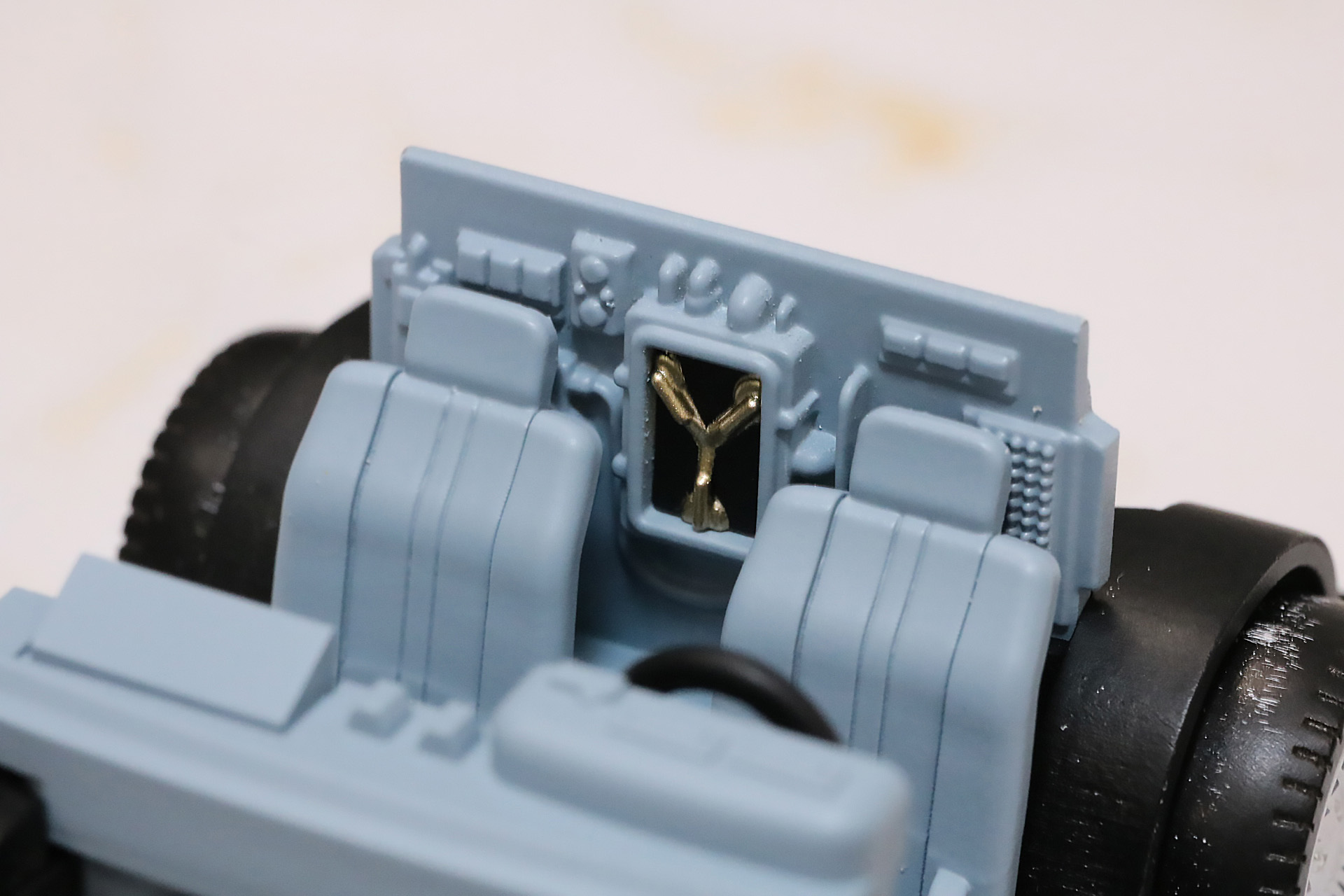 内部ディテールも作り込まれ、劇中の「次元転移装置」も造形されている