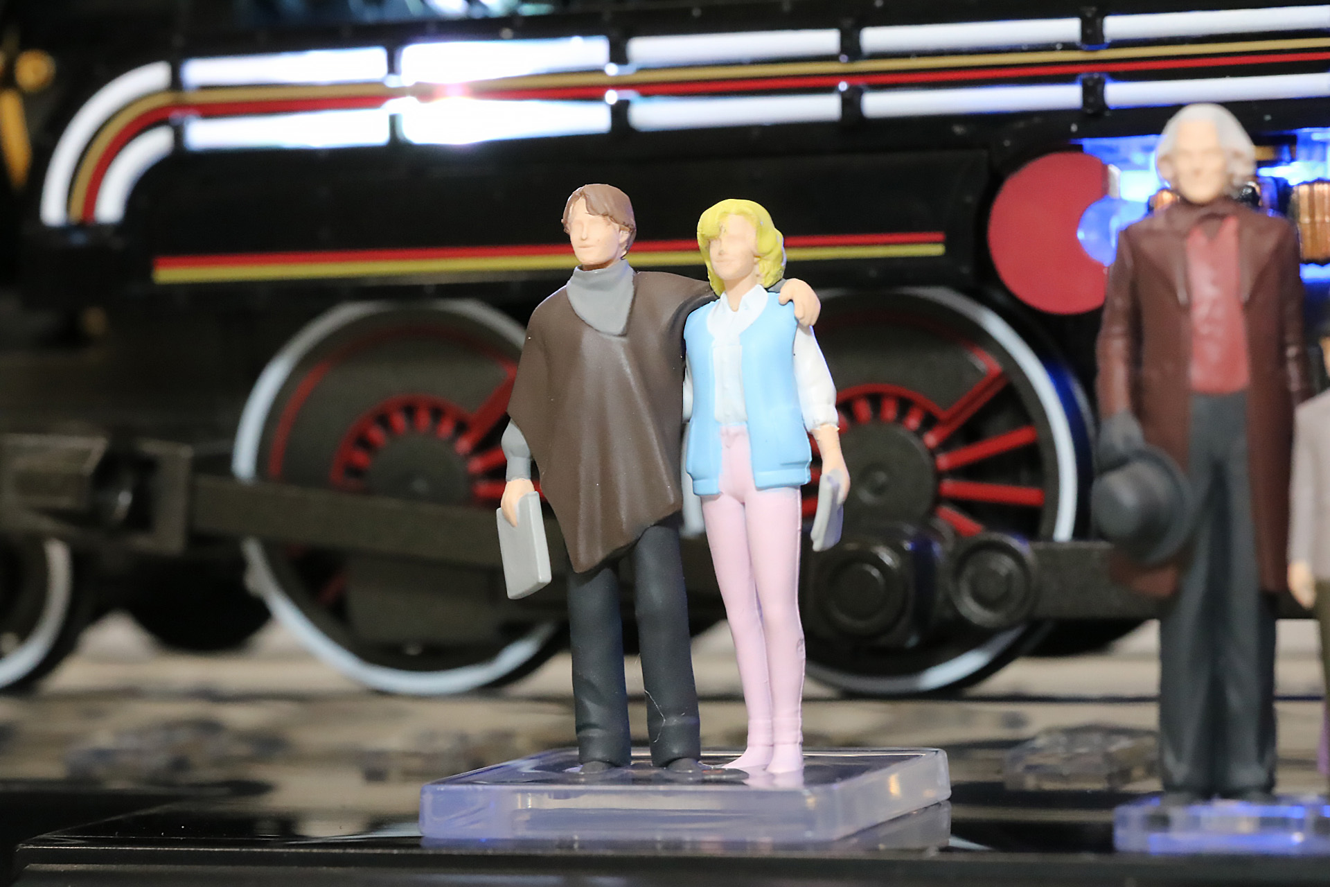 マーティと恋人のジェニファーは肩を組んだ姿