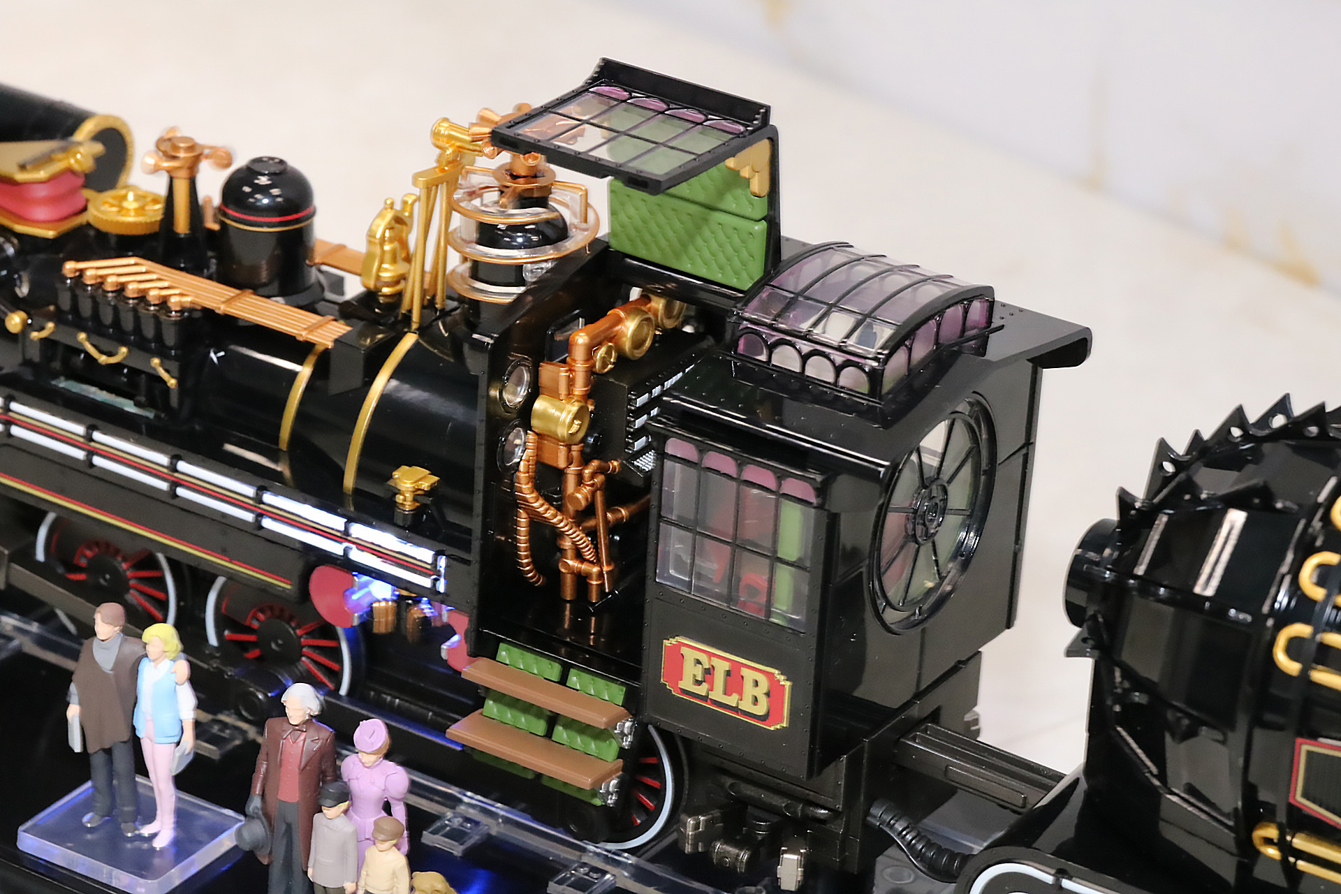 運転席の扉はガルウィングのように開閉