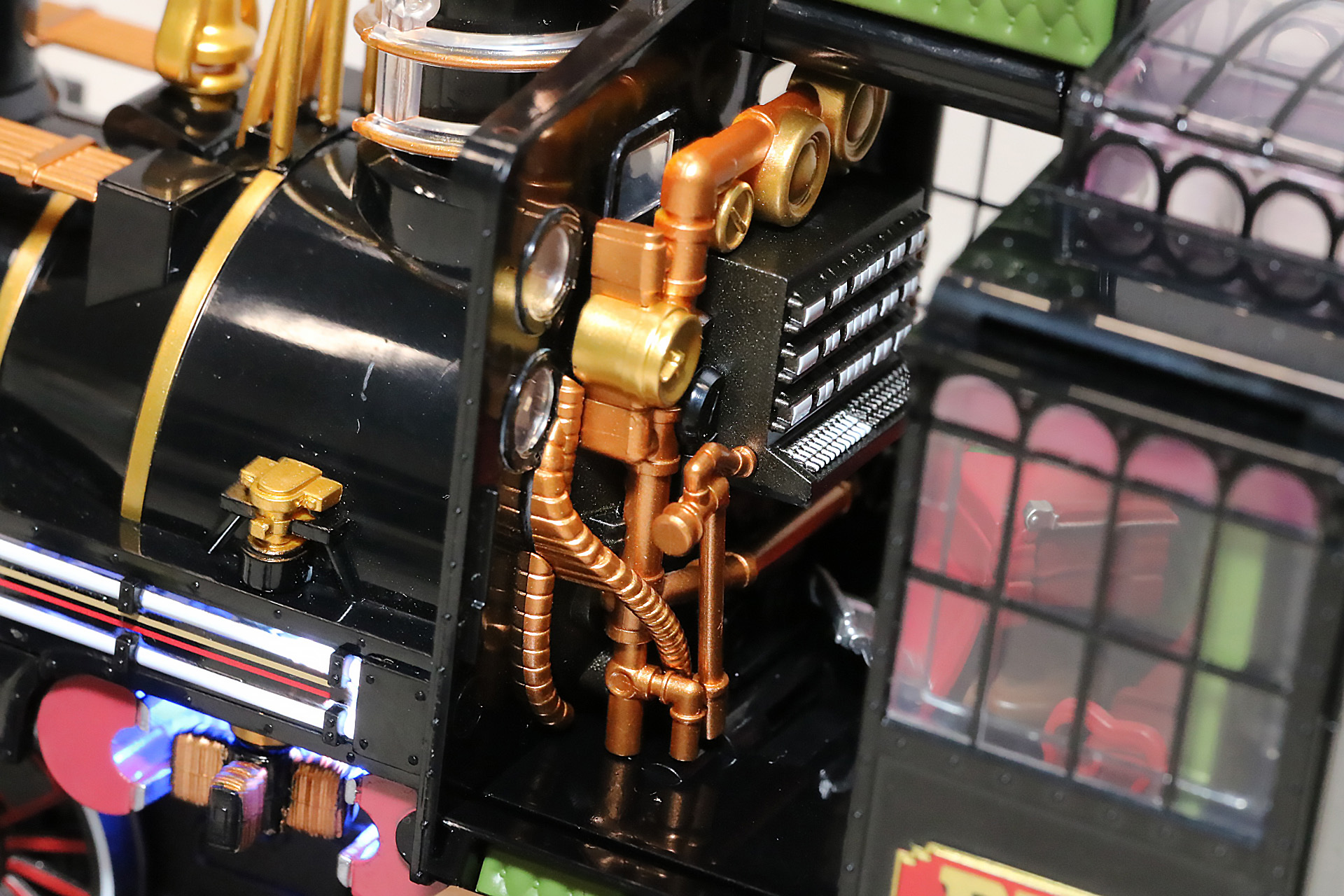 内部にはパイプ造形やタイムサーキットを彷彿とさせるパーツも