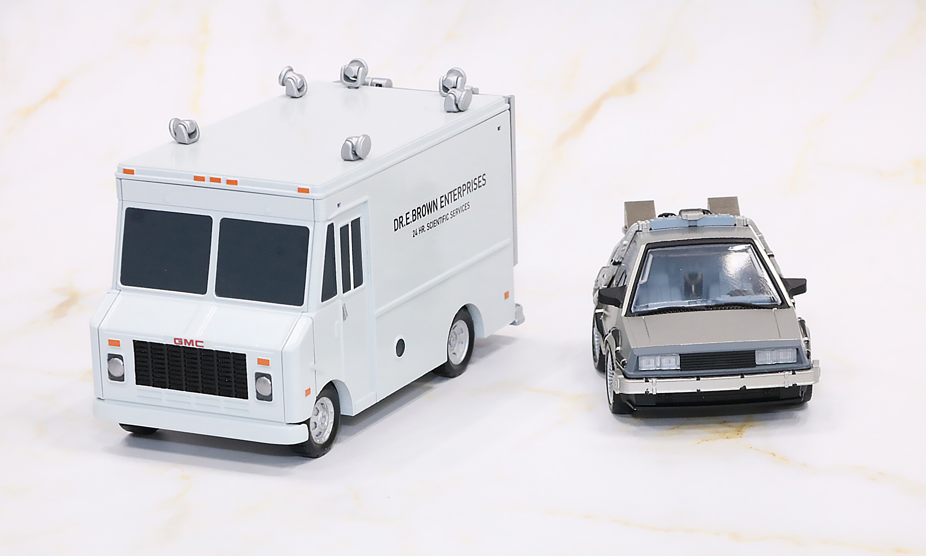 デフォルメディスプレイモデル「Q VILLAGE」シリーズで『バック・トゥ・ザ・フューチャー』のタイムマシンがデフォルメデザインで立体化。「QV-04 バック・トゥ・ザ・フューチャー タイムマシン (Part1) DXセット」ではバリューバンが立体化