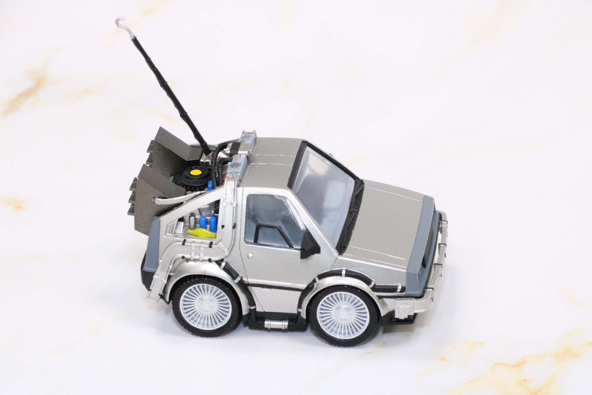 付属のポールパーツで未来へ帰るタイムマシンを再現できる