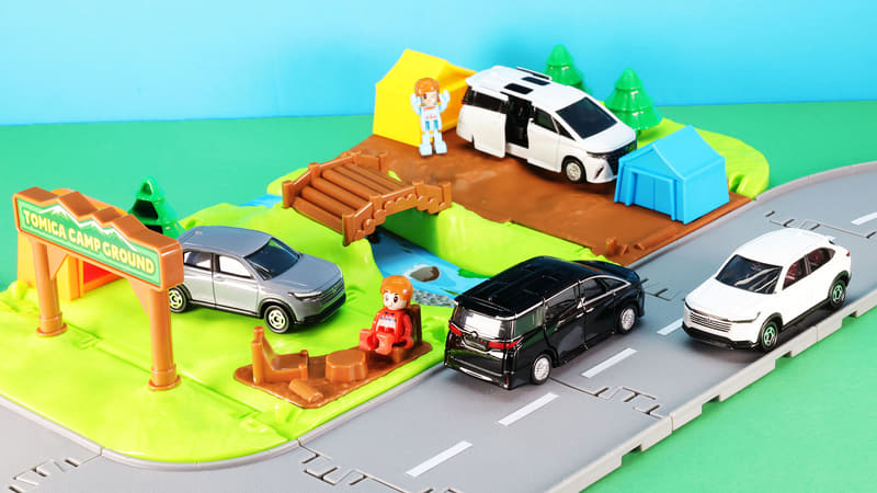 No.109 ホンダ ヴェゼル（左：初回特別仕様、右：通常仕様）／43 トヨタ アルファード（中：通常仕様、奥：発売記念仕様）