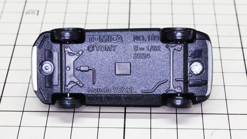 シャシー：ハイブリッドカーを感じさせるフラットな底面