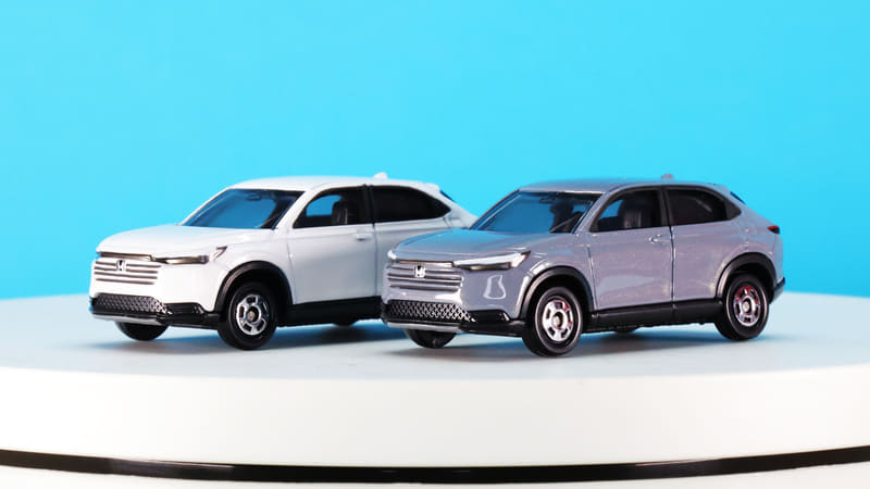 特徴的なフロントマスクの横スリットはモールドと塗装で表現。指でなぞるとその感触が伝わります