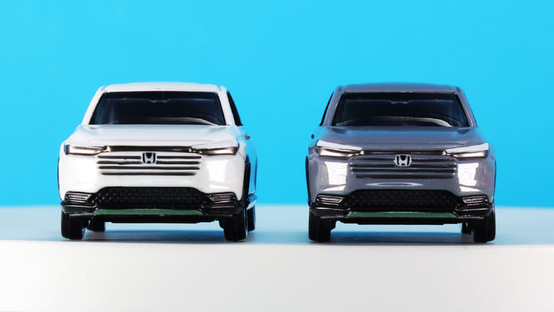 特徴的なフロントマスクの横スリットはモールドと塗装で表現。指でなぞるとその感触が伝わります