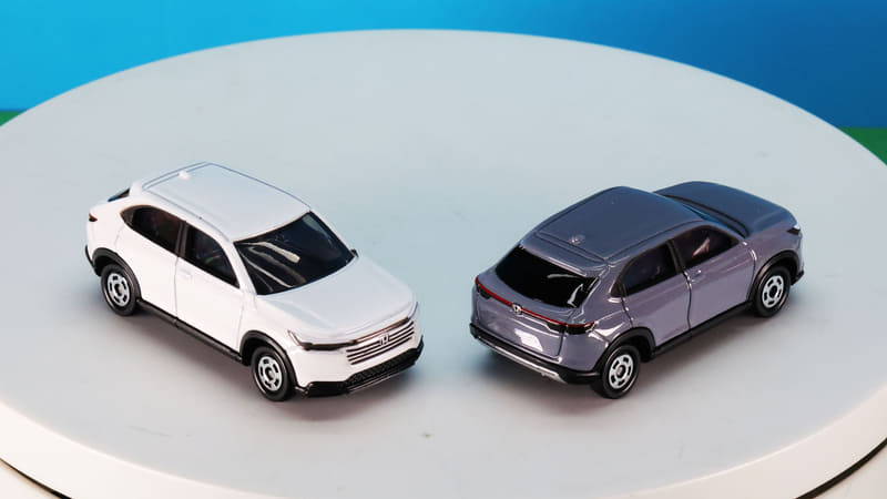 高速道路のパーキングに並んでるイメージだとかわいいさも感じる光景が広がります