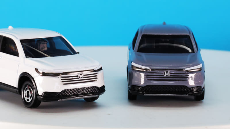 横スリットはモールドと塗装、中央のホンダロゴはプリントされています